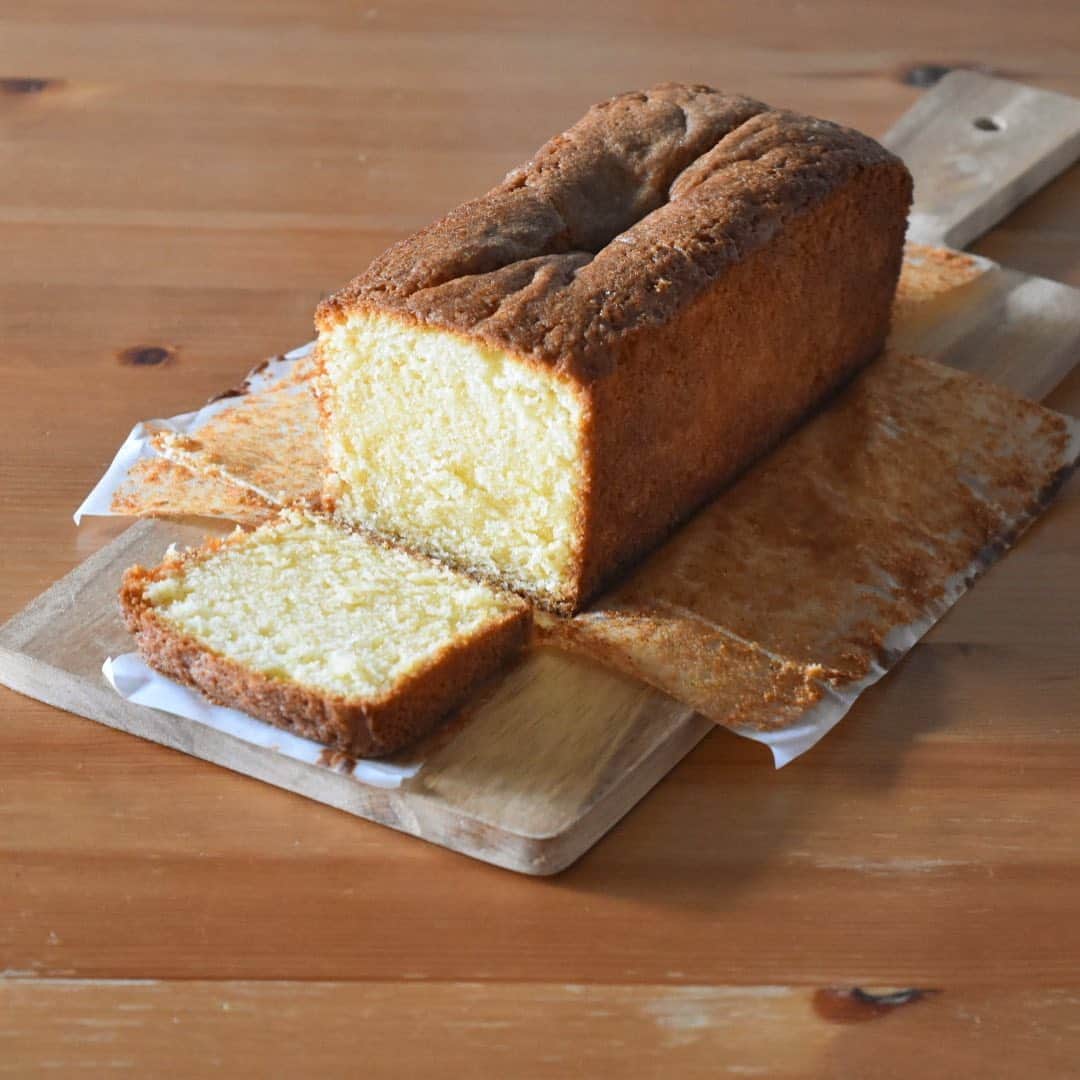 山崎佳のインスタグラム：「パウンドケーキはいつもつい果物とかココアとか入れたくなるけど、今日はベーシックなのにした。」