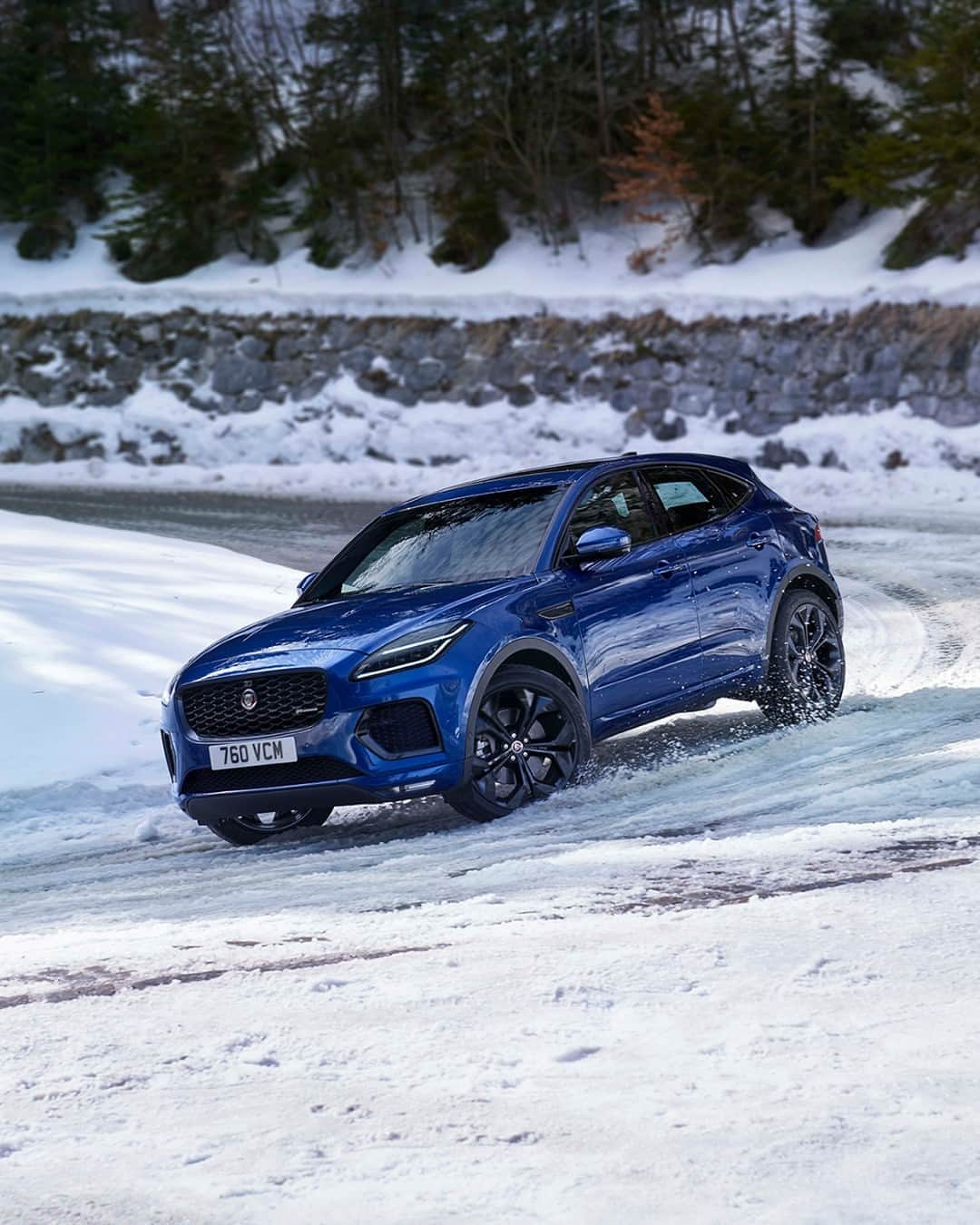 Jaguarさんのインスタグラム写真 - (JaguarInstagram)「All weather, all-round confidence. Our advanced #AWD system - available in New #Jaguar #EPACE and featuring predictive Intelligent Driveline Dynamics to improve grip - now has driveline disconnect as standard for increased efficiency.   #Premium #Luxury #Performance #SUV #EV #PHEV #MHEV #Hybrid #ElectricCars #Technology #CarsofInstagram」11月7日 19時30分 - jaguar