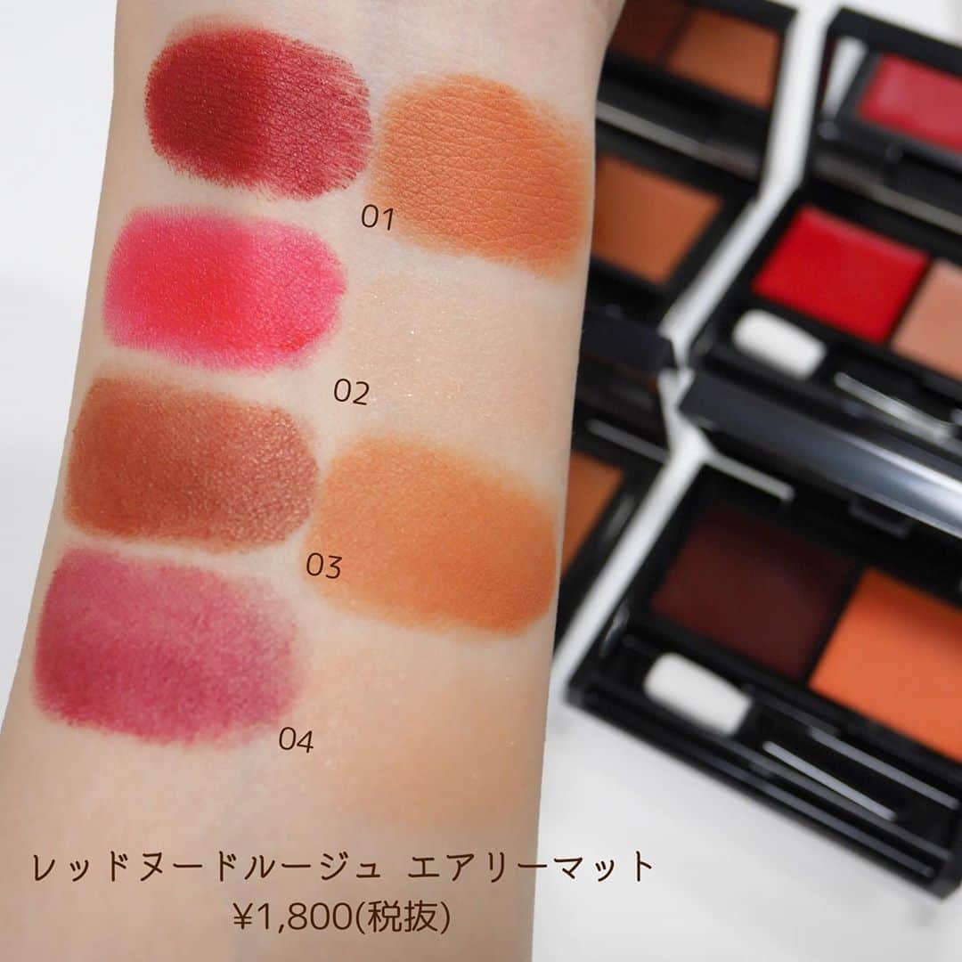 海老原りささんのインスタグラム写真 - (海老原りさInstagram)「💋KATEでグラデリップ💄💋﻿ ﻿ ﻿ ﻿ 赤い下地になじませベージュを重ねて ﻿ 自在にカラーをつくれる ﻿ パレットタイプのクリームルージュ💋﻿ ﻿ ✔︎KATE レッドヌードルージュ　エアリーマット﻿ ﻿ 4色の中でもヌードカラーの発色がしっかりめな ﻿ 01と03を使ってグラデリップに挑戦💄﻿ ﻿ パキッとした感じではなく ﻿ ほんのり雰囲気をやわらかくしたような ﻿ ふんわりマットな唇に仕上がるから ﻿ 私でもチャレンジしやすかったよ👍🏻﻿ ﻿ 自在にカラーをつくれる ﻿ トレンドのマットリップって ﻿ 仕上がりが派手にならないか心配だったんだよね😂﻿ ﻿ レッドヌードルージュのエアリーマットは ﻿ ふんわりマット質感と高保湿に着目してるから ﻿ もともとの唇の色のようなナチュラルさ✨﻿ ﻿ 2色を塗り重ねることで ﻿ 自分の好きな色に微調整できるから ﻿ 浮かない唇をつくりやすいし ﻿ 付属のチップも思っていた以上に使いやすくて ﻿ 手軽にグラデリップがつくれました〜👏🏻✨﻿ ﻿ 深みのある大人っぽいカラーなので ﻿ 秋メイクに早速取り入れてみよ〜っと☺️💕﻿ ﻿ ﻿ ﻿ @kate.tokyo.official_jp ﻿ #レッドヌードルージュ#エアリーマット#ケイト#PR#マットリップ#リップメイク#赤リップ #リップレビュー#lip#保湿リップ#潤いリップ ﻿ #グラデリップ#メイクプロセス#簡単メイク#抜け感メイク#リップメイク#kate」11月7日 19時30分 - ebichan_nn_n