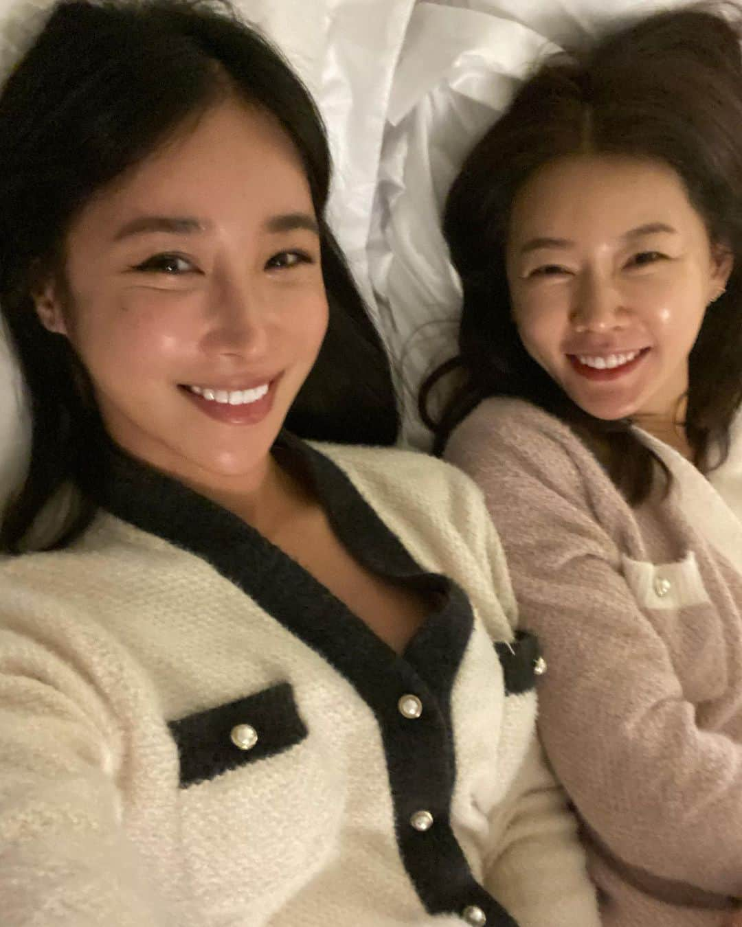 アン・ソニョンさんのインスタグラム写真 - (アン・ソニョンInstagram)「#girlsnight  #pajamaparty  with @jess.02.23  @dartemore   #여보나는하나도신나지않아  #진짜야🤣 #아무래도나오늘밤기차놓칠것같아 #여기기차가많이막힌대🙈 #낼봐여보 @jk__seo  #스바로를부탁해😘」11月7日 19時31分 - anney_an_love