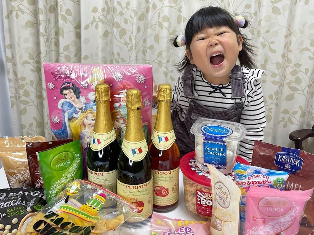 ぽるぽるちゃんさんのインスタグラム写真 - (ぽるぽるちゃんInstagram)「㊗️YouTube登録者10万人🎉  グダグダ配信ですが、事故も起きなかったし めでたいので残しておこうかなと思います🙆🏻‍♂️  一生分のお菓子を食べましたが 8割くらい残りました🤷🏻‍♂️  誰か食べにきますか？？  みなさまからの温かいコメントいつも嬉しく拝見させていただいております🙇🏻‍♂️ これからも楽しみながら子ども達と一緒に成長していきたい所存でございます🙇🏻‍♂️  #お菓子パーティー #いんすたばえ #リンツに関してはひとつも開封されてない #買いすぎた #家族写真撮り忘れた」11月7日 19時32分 - poruporuchan