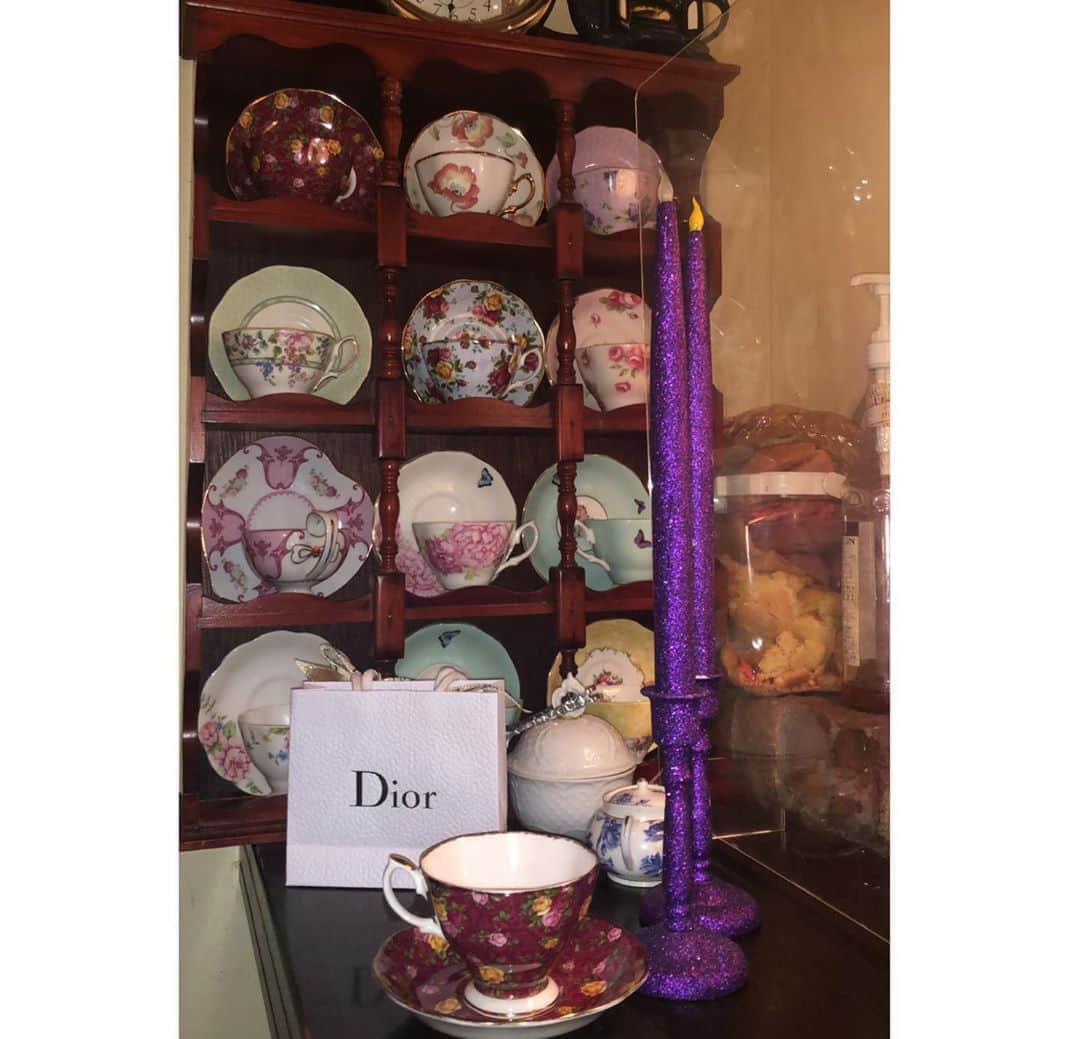日達舞さんのインスタグラム写真 - (日達舞Instagram)「. 【食器が選べるカフェ🍰】 @cafe_acorite に行ってきました🍴  目白駅の改札を出て、少し左に行ったところにあります！ 私は、薔薇のケーキに、真っ赤な食器と#ローズヒップティー を合わせて頼んだよ🌹カバンの#ティーポット がお気に入りです♡  最後の写真で持っているマーメードラグーンみたいなローズのアイスティーは、アフターサービスで頂けます♡♡サービス最高✨  #アコリット #池袋カフェ #カフェアコリット #東京カフェ #アフタヌーンティーセット #目白カフェ#レトロガール #レトロ喫茶 #西洋 #レトロカフェ#レトロ女子 #レトロガール#まいのカフェ」11月7日 19時36分 - creamy_maii