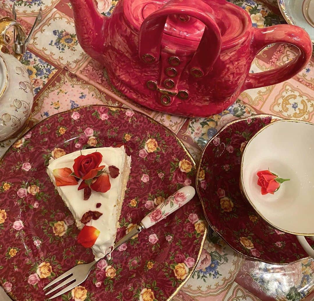 日達舞さんのインスタグラム写真 - (日達舞Instagram)「. 【食器が選べるカフェ🍰】 @cafe_acorite に行ってきました🍴  目白駅の改札を出て、少し左に行ったところにあります！ 私は、薔薇のケーキに、真っ赤な食器と#ローズヒップティー を合わせて頼んだよ🌹カバンの#ティーポット がお気に入りです♡  最後の写真で持っているマーメードラグーンみたいなローズのアイスティーは、アフターサービスで頂けます♡♡サービス最高✨  #アコリット #池袋カフェ #カフェアコリット #東京カフェ #アフタヌーンティーセット #目白カフェ#レトロガール #レトロ喫茶 #西洋 #レトロカフェ#レトロ女子 #レトロガール#まいのカフェ」11月7日 19時36分 - creamy_maii