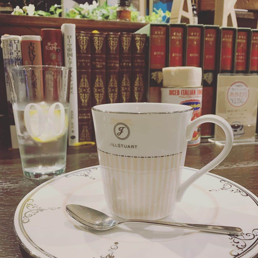 佐藤真理子さんのインスタグラム写真 - (佐藤真理子Instagram)「ゆっくりと読書できるカフェにて。  #珈琲  #美味しい珈琲  #美味しい珈琲が飲みたい  #美味しい珈琲屋さん  #美味しい珈琲とともに過ごす時間  #本と珈琲  #大人カフェ  #午後の珈琲  #午後の珈琲タイム  #コスタリカ  #マンデリン  #カフェ  #カフェ巡り  #カフェ好きな人と繋がりたい  #カフェ活  #カフェ時間  #カフェ読書  #本のあるカフェ  #秋のカフェめぐり  #読書好きな人と繋がりたい  #ゆとりのある暮らし」11月7日 19時37分 - mariko10101