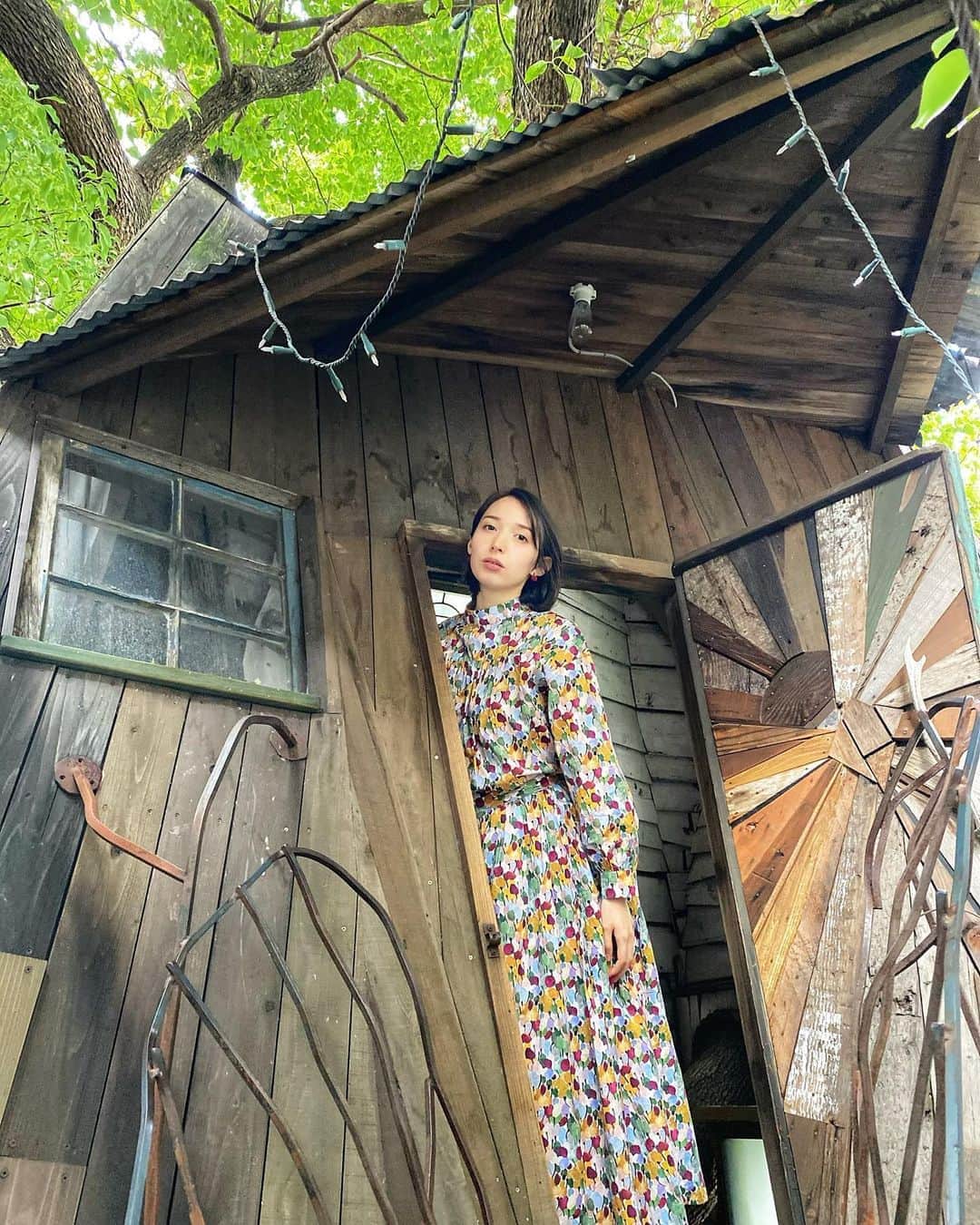 のインスタグラム：「LIKE @白金台 木々に囲まれた建物の2階にあるカフェ #LIKE カフェの窓から見えてたツリーハウス、行くたびにずーっと気になってて👀...今日ついに登ってみたよ🌳✨ . 最高だった🙌🏻 . LIKEはわんちゃん同伴OKカフェ👌🏻 私の実家では #トイプー を4匹飼ってるんだけど東京では飼えないので、たまにココへ来て犬の成分を補充してます🐶✨広々としたテラスもあるから、大きなワンコのご来店も😍大きいワンコ大好き！ . 最後の写真は1年くらい前 #ラブラドゥードル のあんずちゃんをもふらせてもらったときの。もふもふ！！！性格もおっとりしてて可愛かったな〜🥺💕もっかい会いたい。 #白金台 #shirokanedai #白金台カフェ #東京カフェ #dogcafe #ドッグカフェ #ツリーハウス #treehouse #ツリーハウスカフェ #東京カフェ #カフェ巡り #カフェスタグラム」