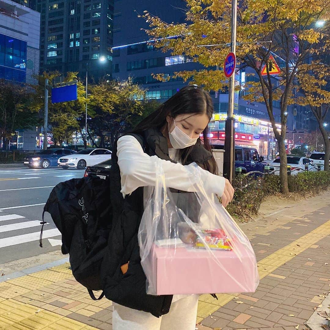 のインスタグラム：「주말 저녁 다들 뭐드세요? 저는 킹크랩 사러 수원까지 왔습니댭🤤.... 인스타에서 보고 방문한건데 먹기 쉽게 손질도 해주시고 포장도 깔꼼하고 예쁘게 잘 해주셔서 빨리 집가서 먹을 생각 뿐!!! 그리구 비파데이션 다들 잘 받아보셨을까요!  제 주변 지인들은 이미 사용해보고 좋다고 이야기 해주는데 여러분들의 후기도 넘넘 궁금합니다아 😍😍😍😍  #킹크랩 #대게 #해산물 #조아 💯」