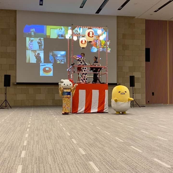 DE DE MOUSEのインスタグラム：「dance with kitty and gudetama 🐱  多摩市ONLINE文化祭でのデデマウスとホナガヨウコ盆踊りありがとうございました！ なんとスペシャルゲストでキティさんとぐでたまさんがback to loveで踊ってくれました！ うれし〜  #dédémouse #dedemouse #デデマウス #電電鼠 #ホナガヨウコ #キティ #ぐでたま #盆踊り」