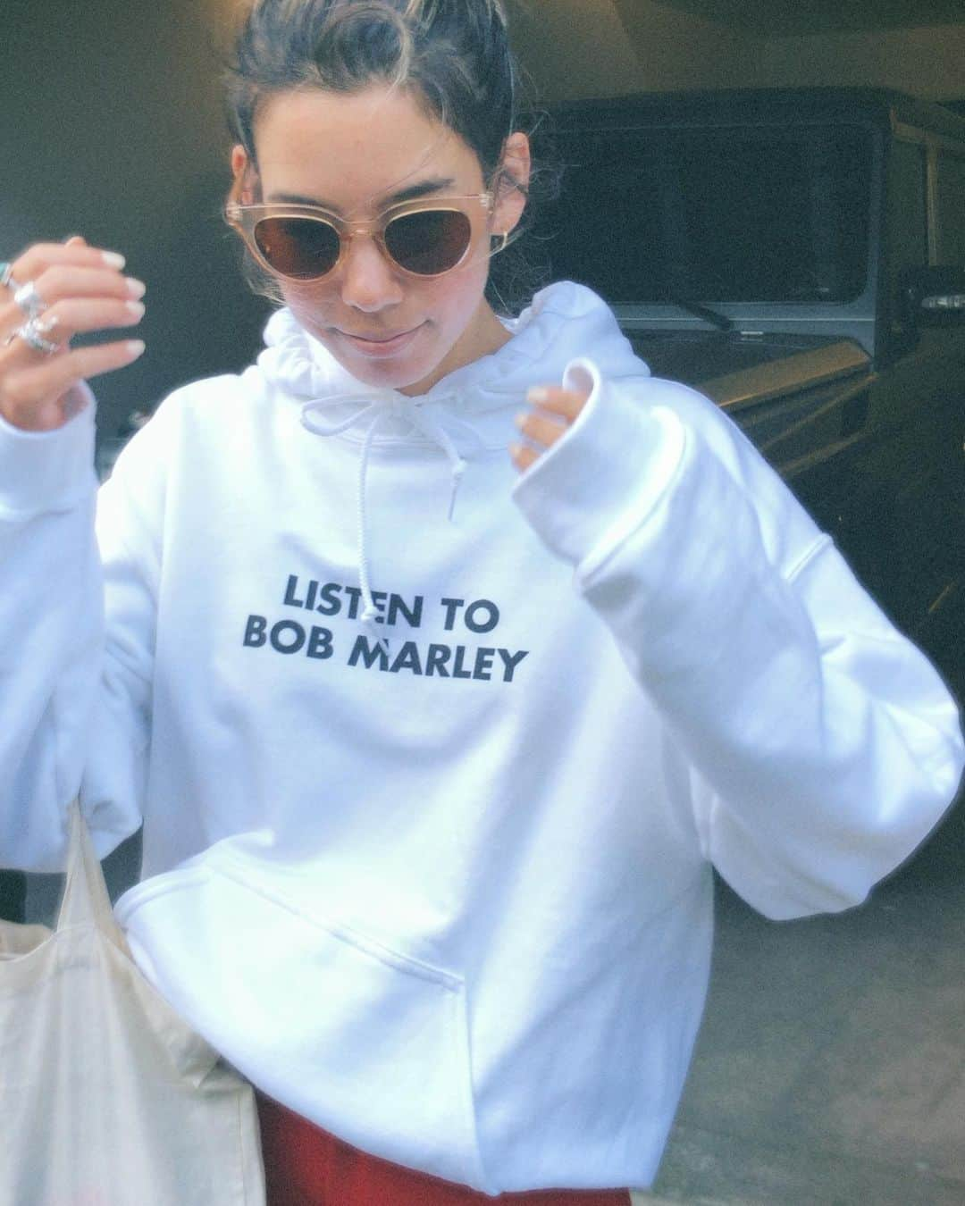 Rika Vanessaさんのインスタグラム写真 - (Rika VanessaInstagram)「"LISTEN TO BOB MARLEY"🥰❤️ 最高のメッセージだね！ ・ @lafayette_nyc  @lafayette_online_store  のプルオーバーパーカー❤️❤️ ・ 生誕75周年を迎えたBob Marleyを 記念したLFYT x Bob Marley財団によるオフィシャルライセンスコレクション💭 ・ 背中にはラスタカラーでレーベルの "Tuff gong"✌🏽 激可愛い🔥🔥 ・ @erikittttty が着てて 欲しくなった💕💕 ・ すごいお気に入り🥰❤️ ・ ・ ・ "Say you just can’t live that negative way.  You know what I mean.  Make way for the positive day.  Cause it’s a new day."   -　Bob Marley -」11月7日 19時39分 - rikavanessa._