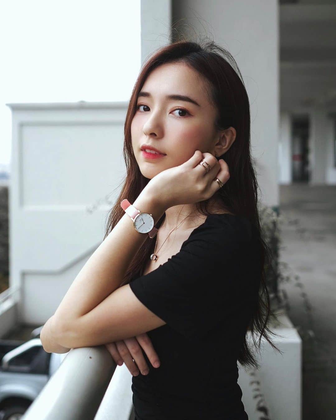 STEPHY YIWENのインスタグラム：「給大家展示我的 DW全系列 手表/項鍊/戒指/手環/耳環❤️ 看出我是DW粉了吧！！ 他們設計就是高級簡約 一向來不喜歡浮誇飾品的我  這絕對是我的量身設計款🥰  Singles’ Day sales 將在11月6-11日 全部手表都有 11% off （除了Iconic Link Lumine & Unitone）+使用我的優惠碼「StephyDW」額外的15%折扣！！最多可以省下RM241哦！！太划算啦✨  馬上到官網或者全新加坡和馬來西亞的實店 都可以使用我的優惠碼哦🌸🌸 http://www.danielwellington.com/  #DanielWellington #DW1111 #DWMalaysia #DWinMY」