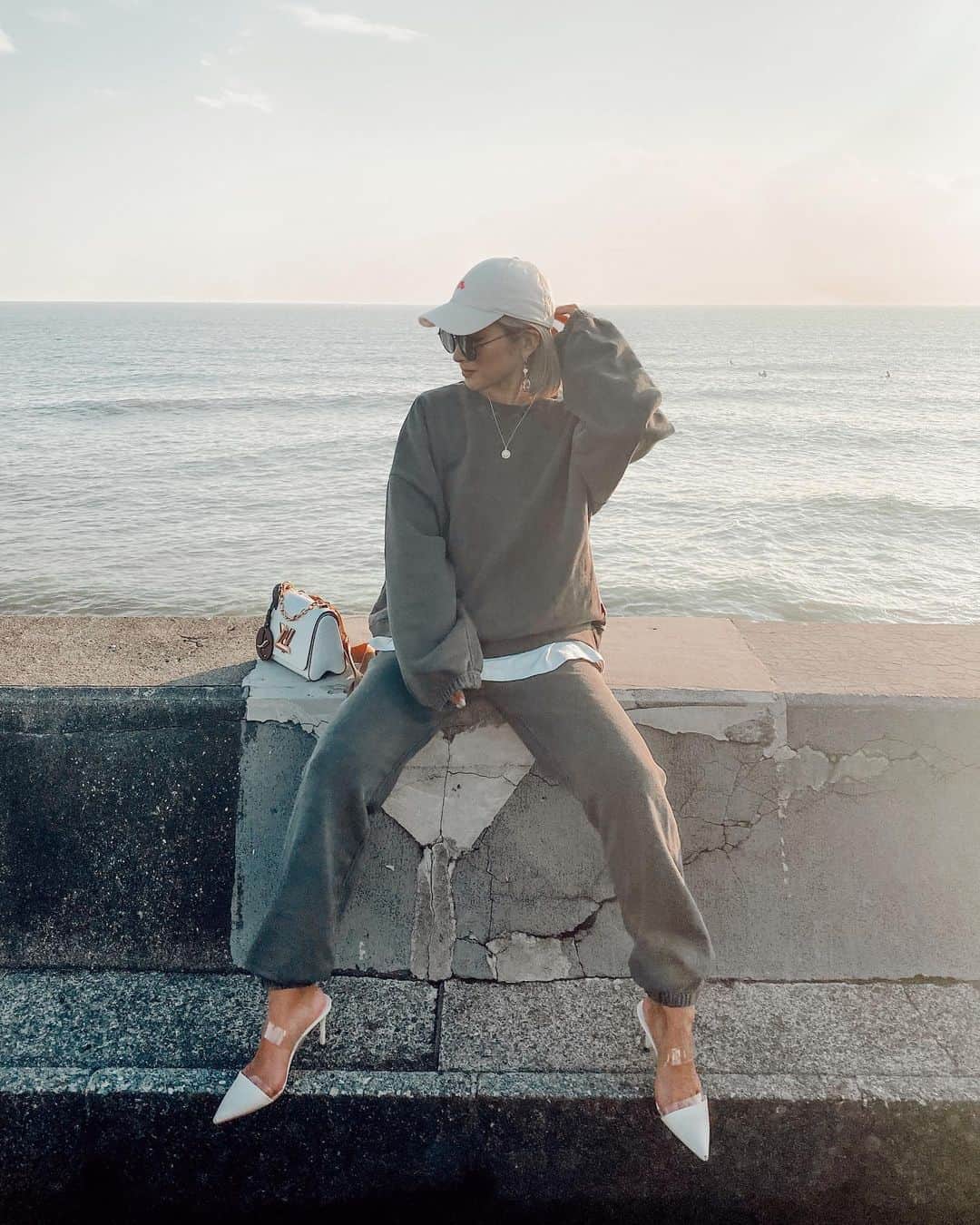 のインスタグラム：「. @welinoa のsetupがドツボすぎた🐚🤎 ヴィンテージ感とゆったり感がすき❤️ . #fashion#code#outfit#genic_mag#louisvuitton#nike#ファッション#コーデ#グレーコーデ#セットアップ#セットアップコーデ#トレーナー#スウェット#スウェットパンツ#秋コーデ#秋ファッション#ナイキ#ナイキコーデ#トレーナーコーデ#ママコーデ#カジュアルコーデ#外国人風#海外ファッション#外国人風カラー#ハイトーン#ザラ#ザラジョ#ザラコーデ#zara#サングラス」