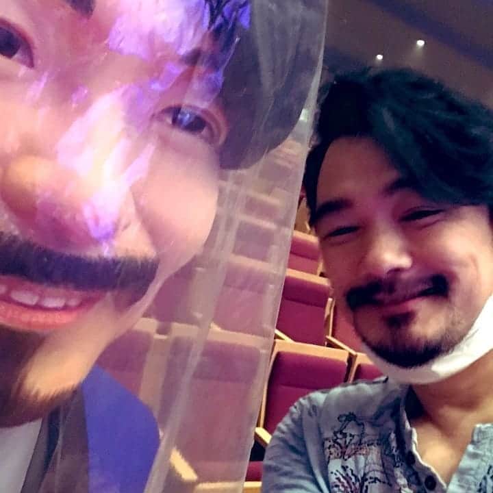 小田井涼平さんのインスタグラム写真 - (小田井涼平Instagram)「昨日の配信ライブをご視聴くださった皆様、本当にありがとうございました🤗  たくさんのメッセージ、いいね、リツイート。  配信ならではの演出に参加して盛り上げて頂き感謝しております😍  そして1名のお客様、2000人分の拍手とエールをありがとうございました😊  会場は優しさにつつまれてたねぇ😍」11月7日 19時41分 - ryohei_odai