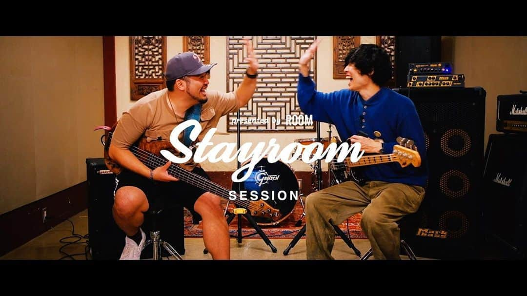 room onziemeのインスタグラム：「📻👥📻﻿ ﻿ - STAYROOM Session -﻿ ﻿ ROOMがセレクトした﻿ 注目のアーティストが織りなす、﻿ トーク&セッション。﻿ ﻿ 今回はゲストに、﻿ 新進気鋭のベーシスト﻿ Kash (Neighbors Complain) と ﻿ 松田ナオト (SEQUOiA) を招き、﻿ ベースに関するマニアックなトークから﻿ 彼らのルーツに迫ったトークと、﻿ Bass と Bassが奏でるグルーブ感ある﻿ 豪華な即興セッションをお見逃しなく🔥﻿ ﻿ Vol. 1 /﻿ Kash (Neighbors Complain)﻿ 【@kashbassjp】﻿ 松田ナオト (SEQUOiA)﻿ 【@sequoia_naochang】﻿ ﻿ ﻿ --------------------------------------------﻿ ROOM  OFFICIAL YOUTUBEにて配信中📺﻿ ※プロフィール記載のURLからCheck👏👏﻿ --------------------------------------------﻿ ﻿ ﻿ ▼Kash (Neighbors Complain)﻿ 大阪府出身、8月19日生まれ。﻿ 幼少より親の影響でSoul,Jazz,Rock,HardRockなどの﻿ 様々な音楽が身近にある環境にて育つ。﻿ 中学時代に車の中で聞いたLED ZEPPELINに﻿ 衝撃を受け、本格的にベースを始める。﻿ その後、大学時代にReGeRa、﻿ Neo Connectionなどのバンドを始め、﻿ ミュージシャン活動を開始。﻿ 2012年念願だったLos Angelsに渡米し﻿ アメリカのゴスペルミュージック界の﻿ ゴットファーザーAndrew Gouche氏に﻿ 直接影響を受け帰国。﻿ 帰国後は様々な活動を経た後、﻿ Neighbors Complainを結成し現在に至る。﻿ ﻿ ﻿ ▼松田ナオト (SEQUOiA)﻿ 作編曲家・ベーシスト。﻿ 高校生という多感な時期をスイスで過ごし、﻿ その豊かな土地で合唱とベースに出逢い﻿ そこから音楽人生をスタートさせる。﻿ 卒業後、日本の代々木にある﻿ *PAN SCHOOL OF MUSICという﻿ 専門学校に通い、ベースの村上聖らに師事。﻿ バークリー音楽大学のコンテンポラリーライティング＆﻿ プロダクションという学科へ進学する。﻿ そこではAnthony Vitti、Daniel Morrisや﻿ David Clark等、多岐にわたるジャンルで師事。﻿ 帰国後、Manhole New Worldを結成。﻿ ’15/Spitz主催のロックロック﻿ こんにちはというフェスや、﻿ ’18/フジロックルーキーアゴーゴーに見事選ばれ出演。﻿ サポートにはチアキ(ex.赤い公園)や﻿ 林青空などのシンガーソングライターの﻿ バックミュージシャンとしても活躍。﻿ Manhole New World解散後、﻿ SEQUOiAを結成し、ベーシストとして活躍。﻿ ﻿ --------------------------------------------﻿ ﻿ ▼Neighbors Complain﻿ @nbcp_official﻿ 2014年結成、大阪在住のR&Bバンド。﻿ ブラックミュージックをルーツに、﻿ それぞれの個性を活かしながらも﻿ 1つに混ざり合うGroove、﻿ 4人にしか出せないサウンドを追及し続け、﻿ リスナーを魅了する。﻿ バンド名は、デビュー以前にバンド形態での﻿ STREET LIVEを行なっており、大きな音で﻿ 近所に迷惑をかけていたのではないか？﻿ というところから「近所迷惑」の意味である﻿ Neighbors Complainと名付ける。﻿ ﻿ ▼SEQUOiA﻿ 【@sequoia_band】﻿ 都内で活動する3人組のコーラルインストバンド。﻿ 生で表現される新世代ジャズビートと﻿ 古き良きオーセンティックなハーモニーの融合。﻿ これらが混ざり合って出てきた心地良い“グルーヴ“と、﻿ 2声や3声で重なる楽器に見立てた“声”とが合わさり、﻿ 1つの塊となって表に現れる。﻿ ノスタルジックな旋律もあり、﻿ 哀愁を感じさせる姿も存在する。﻿ ちなみにコーラルとは日本語で﻿ 「声を合わせ、一斉の、合唱の」といった意味合いがある。﻿ ﻿ ﻿ ▼ STAYROOM﻿ もう、LIVEだけじゃ物足りない。﻿ 音楽とカルチャーが交差する、新しいオンライン・エンターテインメント。﻿ アーティストによるライブパフォーマンスはもちろん、﻿ 様々なカルチャー・クリエイターと掛け合わせたオンラインならではのコンテンツを織り交ぜた、﻿ 今までにない新たなオンラインフェス番組「STAYROOM」。﻿ ﻿ =====================================﻿ #stayroom #stayroomsession ﻿ #NeighborsComplain #SEQUOiA」