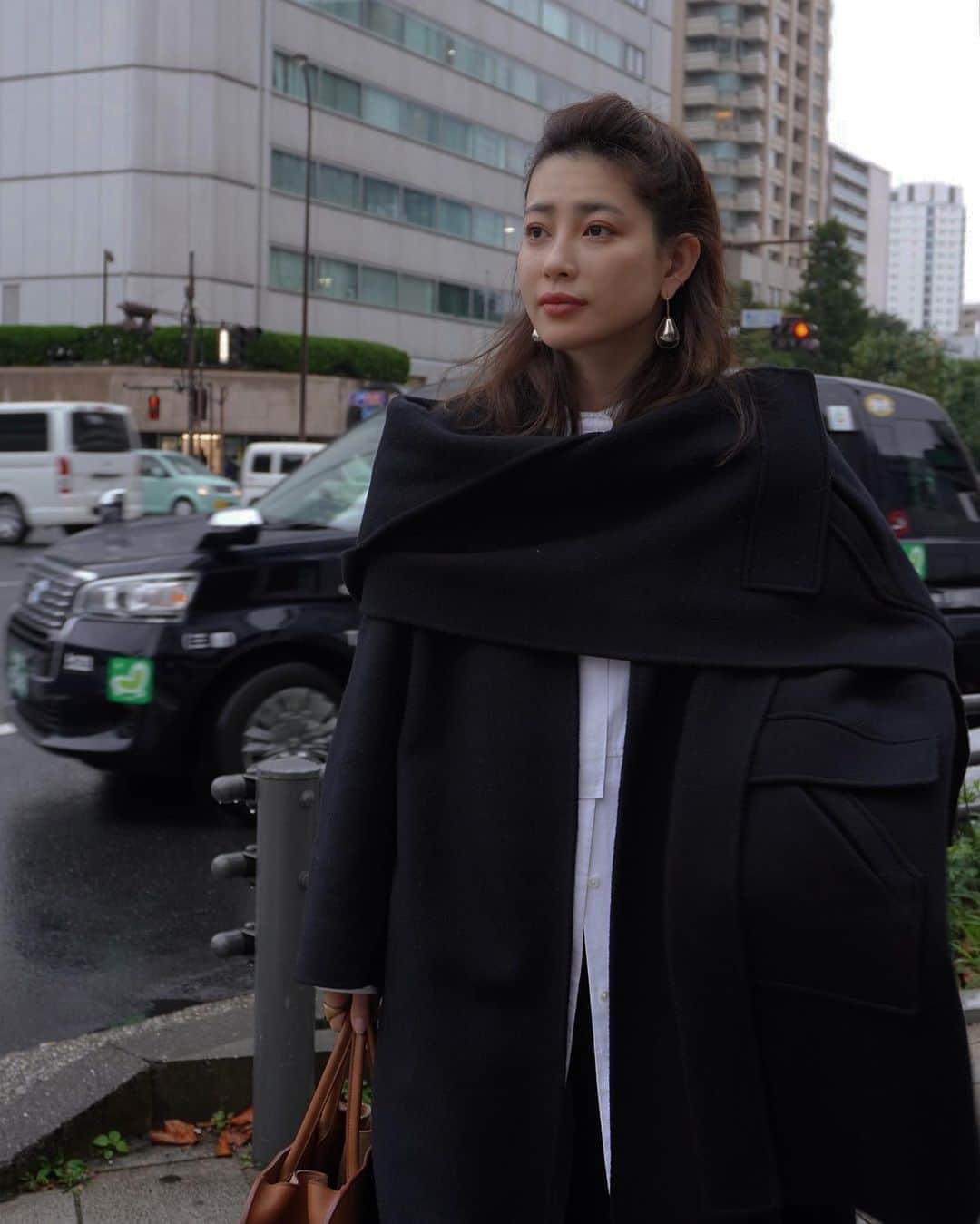 JUNNAのインスタグラム：「昨年ETRÉ TOKYOで最も沢山のオーダーをいただいた  #リバーロングストールコート (2019年版)  #リバーロングフーディーストールコート (2020年版) も既に先行受注の段階で完売となり 昨年を大幅に上回るオーダーをいただきました。  皆様の元に続々とお届けがスタートしております。  実際に手にしていただいた皆さまには生地の柔らかさ、あたたかさ、 ストールがアウター並みに立派な仕立てにアップグレードされた事など 感じていただけているかな...🤭🤍  ドキドキ、わくわくしております。  そして、 オーダーを逃してしまった皆さま 11月12日19時より通常発売となります。  お見逃しなく👀  間違いなく、 2020年もブランドを代表する人気NO.1アウターです😎  #etretokyo #2020ETRE_AW  【新作発売スケジュール】 📍ルミネ新宿店　毎週木曜日 📌ETRÉ TOKYO  毎週木曜日19:00 📌ZOZOTOWN  毎週金曜12:00 📌ELLESHOP  毎週土曜19:30  #秋#秋服#アウター #コート #冬 #冬コーデ#ボッテガヴェネタ #アウター#156cm#モノトーン #モノトーンコーデ #アディクション#冬メイク#大人カジュアル#コート #コーデ #therow#bottegaveneta #bottegavenetashoes」