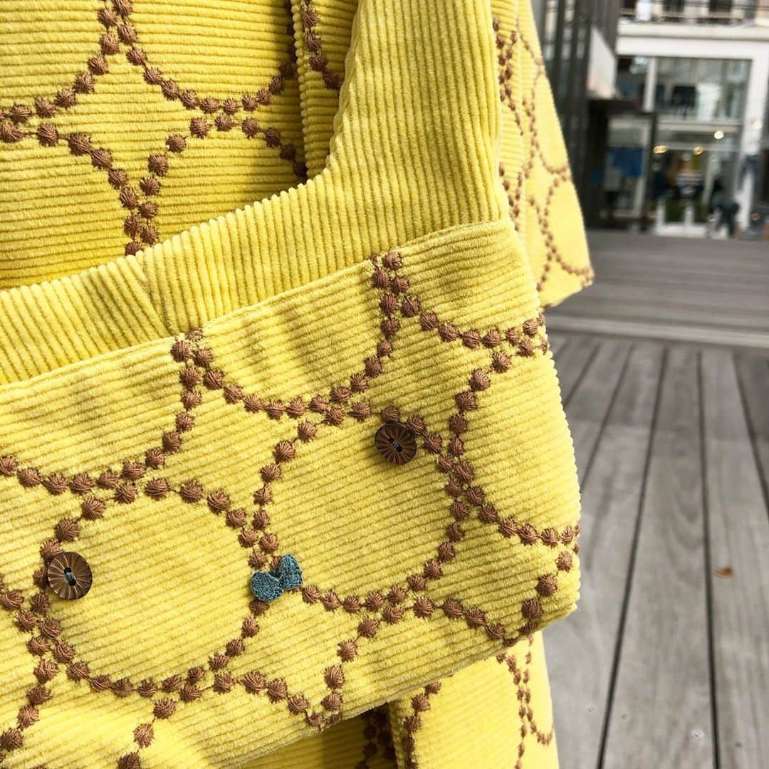 のインスタグラム：「【new arrival】 ＜mina perhonen＞タンバリン  人気のテキスタイル”tambourine”を使用したコートやワンピースなどが入荷しました❗️ベーシックなデザインのコートは、ワンピースはもちろんパンツスタイルでも可愛く、またユニセックスで着ていただけます✨ .  ▶︎コート カラー:yellow、light brown、navy サイズ:100-140cm ¥35,000+税  ▶︎ワンピース  カラー:yellow、light brown、navy サイズ: 90-100cm ¥23,000+税 110-140cm ¥27,000+税 . BEAMS各店では、BEAMS CLUB会員の皆様へ感謝の気持ちを込めたダブルポイントキャンペーンを開催中。期間中は、通常の2倍のポイントを差し上げます。 開催期間: 2020年11月3日（火・祝）〜11月9日（月） 対象店舗 全国のBEAMS店舗 ビーミング ライフストア by ビームス店舗 ビームス アウトレット店舗 公式オンラインショップ  ※11月3日（火・祝）0:00〜11月9日（月）23:59までのご注文完了分が対象となります。 ※期間前からログイン状態を継続していた場合、キャンペーンが適用されません。  . 新型コロナウィルスの感染拡大を防止し、お客様とスタッフの安心安全を守るため、衛生管理体制にて営業いたします。  ご迷惑をお掛けし申し訳ございませんが、何卒ご理解ご協力のほど、宜しくお願い申し上げます。  ビームス各店舗の営業状況につきましては、施設、店舗へお問い合わせください。 . #minaperhonen  #mina #ミナペルホネン  #ミナ #tambourine #タンバリン #テキスタイル #コート #コートコーデ #七五三 #kodomobeams  #beams  #daikanyama  #こどもビームス  #ビームス  #代官山 新作アイテムはプロフィールのリンク🔗からビームス公式サイト、こども ビームスページをチェック❗️ ※お問い合わせにつきましては、お電話にて承ります。」