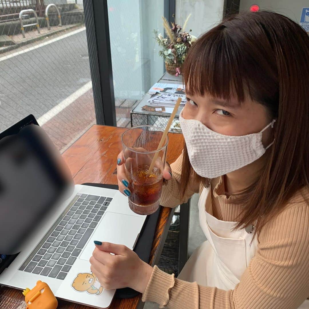 ゆうりさんのインスタグラム写真 - (ゆうりInstagram)「・ MacBookを持って カフェでかっこよく作業してみたくて (赤裸々かよ) 割と早めに起きて カフェで編集して (かわいいかよ) 何故か最後は新大久保に辿り着き 爆買いをして来ました^^笑笑 やっちゃってます✌︎ ・ ・ ▶︎帽子 WEGO ▶︎リュック nike ▶︎サロペット fifth(最新の動画で上げてます!) ▶︎靴 adidasのスタンスミス ▶︎マスク 母上の手作り♡ ※インナーとジャケットは忘れちゃった🙄 ・ ・ #久々に大都会を感じた #MacBookPro16インチを担いで出歩くのは本当に重くて肩終わる #もみほぐし行きたいw #中目黒 #無駄に今日のコーデをあげます #無駄にゆうり多いです #編集楽しいけどパソコンの容量が爆発して整理するのがストレスw #いい週末です #今日浮腫みすぎておわてる #上げ直しましたごめんね！」11月7日 19時50分 - i_am_yuurich