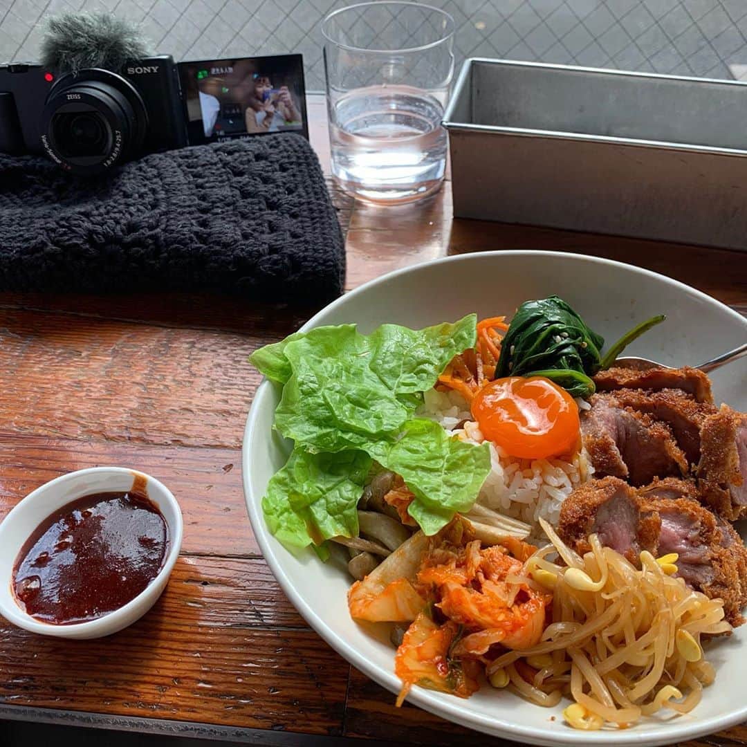 ゆうりさんのインスタグラム写真 - (ゆうりInstagram)「・ MacBookを持って カフェでかっこよく作業してみたくて (赤裸々かよ) 割と早めに起きて カフェで編集して (かわいいかよ) 何故か最後は新大久保に辿り着き 爆買いをして来ました^^笑笑 やっちゃってます✌︎ ・ ・ ▶︎帽子 WEGO ▶︎リュック nike ▶︎サロペット fifth(最新の動画で上げてます!) ▶︎靴 adidasのスタンスミス ▶︎マスク 母上の手作り♡ ※インナーとジャケットは忘れちゃった🙄 ・ ・ #久々に大都会を感じた #MacBookPro16インチを担いで出歩くのは本当に重くて肩終わる #もみほぐし行きたいw #中目黒 #無駄に今日のコーデをあげます #無駄にゆうり多いです #編集楽しいけどパソコンの容量が爆発して整理するのがストレスw #いい週末です #今日浮腫みすぎておわてる #上げ直しましたごめんね！」11月7日 19時50分 - i_am_yuurich