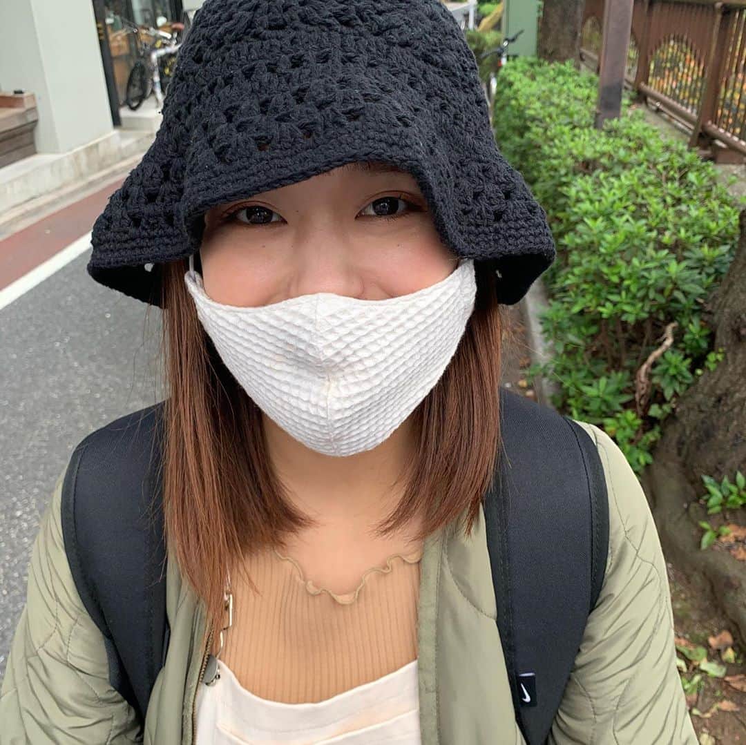 ゆうりさんのインスタグラム写真 - (ゆうりInstagram)「・ MacBookを持って カフェでかっこよく作業してみたくて (赤裸々かよ) 割と早めに起きて カフェで編集して (かわいいかよ) 何故か最後は新大久保に辿り着き 爆買いをして来ました^^笑笑 やっちゃってます✌︎ ・ ・ ▶︎帽子 WEGO ▶︎リュック nike ▶︎サロペット fifth(最新の動画で上げてます!) ▶︎靴 adidasのスタンスミス ▶︎マスク 母上の手作り♡ ※インナーとジャケットは忘れちゃった🙄 ・ ・ #久々に大都会を感じた #MacBookPro16インチを担いで出歩くのは本当に重くて肩終わる #もみほぐし行きたいw #中目黒 #無駄に今日のコーデをあげます #無駄にゆうり多いです #編集楽しいけどパソコンの容量が爆発して整理するのがストレスw #いい週末です #今日浮腫みすぎておわてる #上げ直しましたごめんね！」11月7日 19時50分 - i_am_yuurich