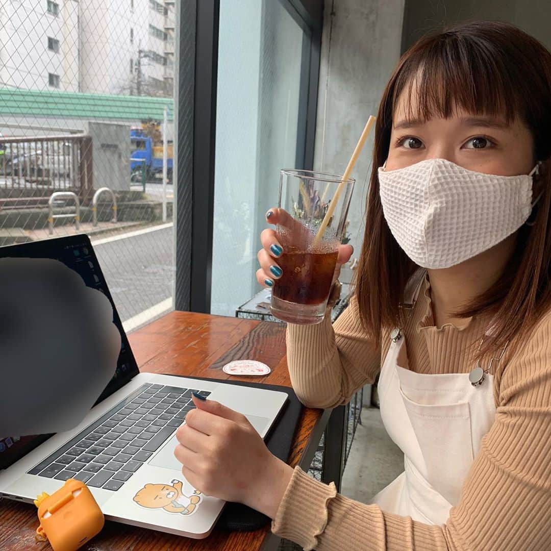 ゆうりさんのインスタグラム写真 - (ゆうりInstagram)「・ MacBookを持って カフェでかっこよく作業してみたくて (赤裸々かよ) 割と早めに起きて カフェで編集して (かわいいかよ) 何故か最後は新大久保に辿り着き 爆買いをして来ました^^笑笑 やっちゃってます✌︎ ・ ・ ▶︎帽子 WEGO ▶︎リュック nike ▶︎サロペット fifth(最新の動画で上げてます!) ▶︎靴 adidasのスタンスミス ▶︎マスク 母上の手作り♡ ※インナーとジャケットは忘れちゃった🙄 ・ ・ #久々に大都会を感じた #MacBookPro16インチを担いで出歩くのは本当に重くて肩終わる #もみほぐし行きたいw #中目黒 #無駄に今日のコーデをあげます #無駄にゆうり多いです #編集楽しいけどパソコンの容量が爆発して整理するのがストレスw #いい週末です #今日浮腫みすぎておわてる #上げ直しましたごめんね！」11月7日 19時50分 - i_am_yuurich