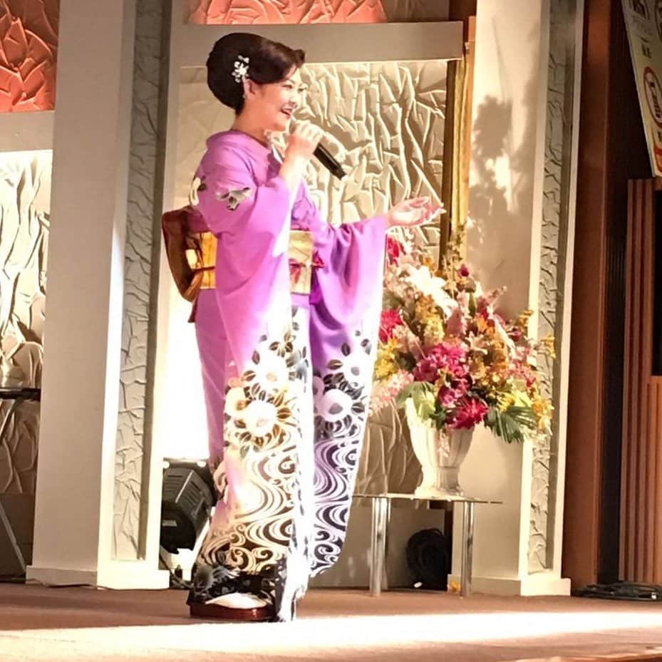若山かずささんのインスタグラム写真 - (若山かずさInstagram)「長島温泉のステージショーのすべての日程が終わりました‼️ 皆さま本当に有難うございました👏👏👏👏 遠くから観に来てくださった方、久々に会えた皆さま本当に嬉しかったです。  アメブロはこちら💁‍♀️ ⬇️⬇️⬇️⬇️⬇️⬇️⬇️⬇️⬇️  https://ameblo.jp/wakayamakazusa/entry-12636514076.html  #長島温泉 #若山かずさ #演歌 #ナガシマスパーランド」11月7日 20時00分 - wakayamakazusa