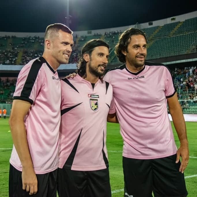 クリスティアン・ザッカルドのインスタグラム：「Che tridente..💖🖤 #Palermo #Rosanero #Ilicic #Toni #tbt #soccer #top #player」