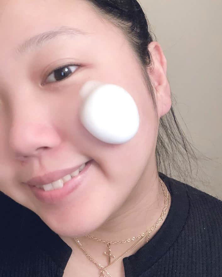 amiのインスタグラム：「. . . 動画でも紹介した最近使っているダヴの泡洗顔！ 私は乾燥が気になるからビューティモイスチャー🦋 保湿成分のセラミドや美容液成分が入っているから１日中肌がうるおってる！ 泡がもっちりで泡立てなくていいのは めんどくさがりな私にピッタリだった🤣💙 ラプンツェルデザインも可愛い🌈 . . . #Realbeauty #ダヴ #洗顔 #泡洗顔 #保湿ケア #うるおい #美肌 #乾燥肌　#PR」