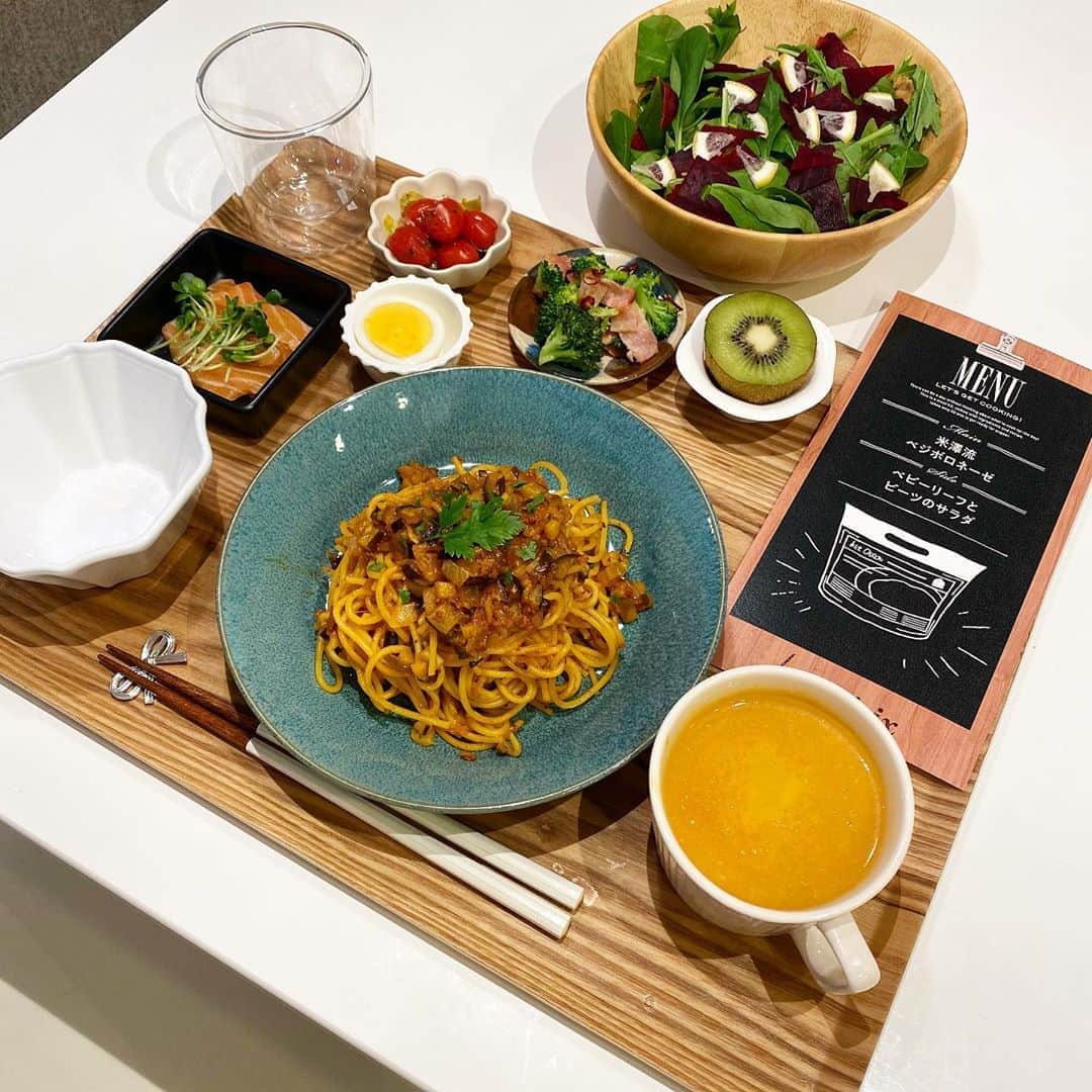 姫野れみのインスタグラム：「#石毛家の食卓 👨🏿‍🍳  今月もプレミアムモニターをさせて頂いている @oisix 様から食材が届きました！ 早速作らせて頂いた今日のメニューは、  🍝#米澤流ベジボロネーゼ (oisix) 🥗#ベビーリーフとビーツのサラダ (oisix) 🐟#鮭のカルパッチョ 🥦#ブロッコリーとベーコンのペペロンチーノ風 🍅#プチトマトのバジルチーズ焼き 🍳#茹で卵 🥝#キウイ  今回のoisix kitは、アメリカ生まれの ヴィーガンブランド "パープルキャロット" とのコラボ商品でした✨  @oisix 様のこだわったお野菜をたっぷり使った ヘルシーなベジボロネーゼは お肉が入っていない(→大豆ミート)と思えないくらい 美味しくて満足感のあるものだと聞いていたので 副菜は少なめにしました！  お野菜は新鮮で使い切りなので無駄なく使えるし 調理時間も短く、何より献立を考える必要がないので 余裕が増えてとっても助かります♪  この投稿を見て、"試してみたい！"という方は 1980円(約半額お得！)でお試しセットを 購入できるそうなので 気になった方はぜひお試し下さい☺️  #oisix #dinner #food #cooking #kitoisix #サッカー選手のごはん #アスリートフードマイスター #オイシックス #プレミアムモニター #ミールキット #料理 #夕食 #アスリート飯 #夜ご飯 #夜ごはん #手作り料理 #手作りごはん #おうちごはん #レシピ」