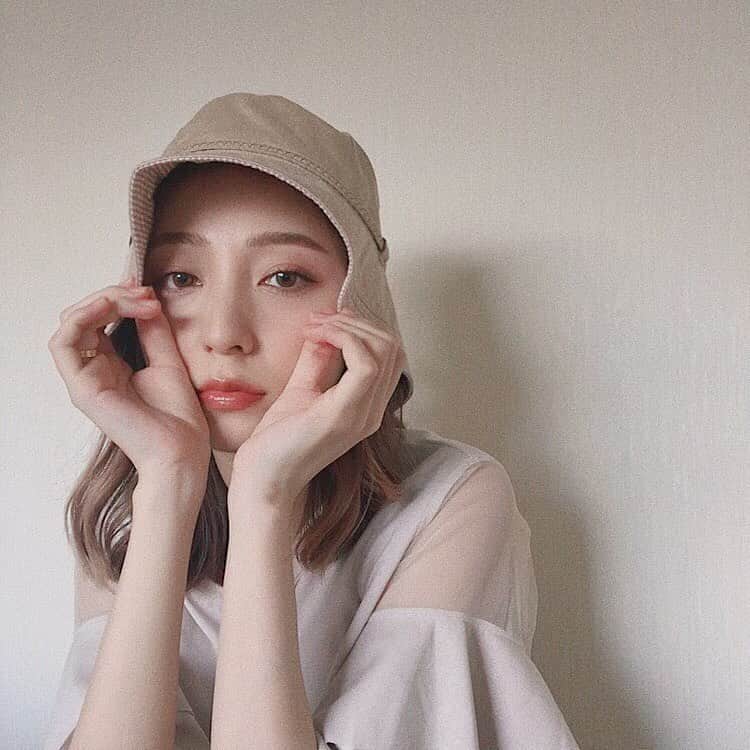 松尾 瞳のインスタグラム：「. 今は亡きおばあちゃんが使ってた帽子👵🏻👒🤍  ヤフクリにこの日の秋メイクを UPしてるからみてね💄💋🍁 (Yahoo!クリエイターズ)  #メイク #秋メイク」