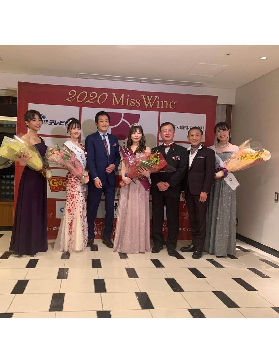 千代田唯さんのインスタグラム写真 - (千代田唯Instagram)「『2020ミスワイン日本大会🍷』 色々と心配が多い中応援しに来てくださった皆様、ライブ配信ご覧下さった皆様 ありがとうございました！！ そして、受賞された皆様おめでとうございます♥️ ファイナリストの皆さんお疲れ様でした✨  2019ミスワインとしてこの1年間、イベントは軒並み中止が続き、、、思うように活動できませんでした。命が一番大事だから仕方のないことです。 2020ミスワインはたくさん活躍の場が増えて、この1年間世界中が暗かった分、多くの方にワインの魅力と明るさ華やかさを伝えていって欲しい、輝いて欲しい✨ これからも『ミスワイン』の応援をよろしくお願いします🙇‍♂️  年度が変わっても、私はこれからもミスワインとして誇りを持ってチャレンジしていきます☺️ 大会関係者の皆様、大変お世話になりました✨  白のドレスは#carolinaherrera  @dresscode_nishiazabu  でレンタルしました👗✨  #2020ミスワイン#2019ミスワイン#ミスワイン#ミスコンテスト#ワイン#ワイン好きな人と繋がりたい#ワインエキスパート#ワイン好き#ワインのある暮らし#ワインすたぐらむ#イブニングドレス#dresscode#dresscode_nishiazabu #winelover#winestagram」11月7日 20時02分 - chiyodayui0920