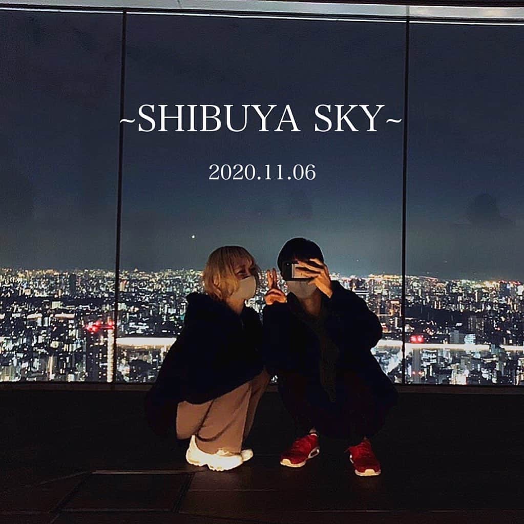 じゅりのインスタグラム：「🌃✨  昨日は彼氏くんと SHIBUYA SKYに行ったよ🌟 写真で撮るよりやっぱ目で見たほうが とっても綺麗だったーーー🥺❤︎❤︎❤︎ 写真映えスポットも沢山あって楽しかった📸 私たちほんっとに写真撮らないから いい思い出にもなりました👏（笑） この写真は鏡になってるところで撮ったんやけど 後ろに夜景も映るしここで撮るのオススメ🥰  でもやっぱりまだ写真を撮るの 恥ずかしい😇（もうすぐ5ヶ月www）  #20201106 #shibuyasky #shibuya #渋谷スカイ #渋谷 #夜景 #夜景デート」