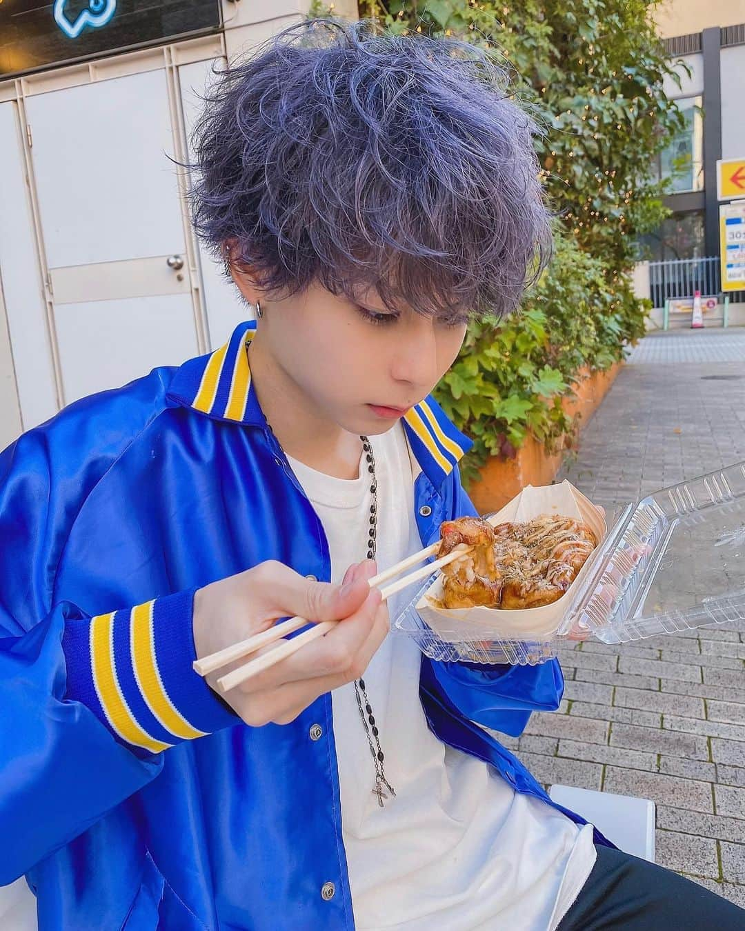 正宗幹也（みっき〜）のインスタグラム：「･ 全然美味しくなさそう😂 (めっちゃ美味しかったのに) 髪色は何色なのか自分でも分からぬ･･･ 何色に見える？？ hair：@ocean_naosuke  photo： @sakakibalights_ocean」