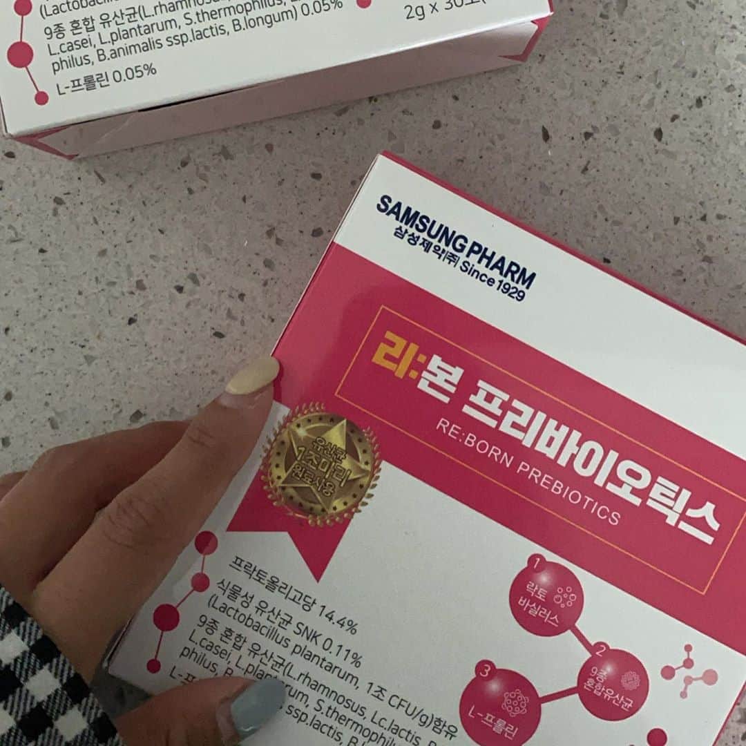 キム・ダヘのインスタグラム：「#공동구매#이너뮤티#이너뷰티 오래기다리셨죠 😭 유산균 드디어 재생산되어서 내일 오픈해요 여러분 삼성제약 프리바이오틱스에서 리본 프리바이오틱스로 이름만 변경되어 생산되었어요! 이번에도 5+1 이벤트입니다 ❤️❤️ 내일 오전 11시 오픈할게요」