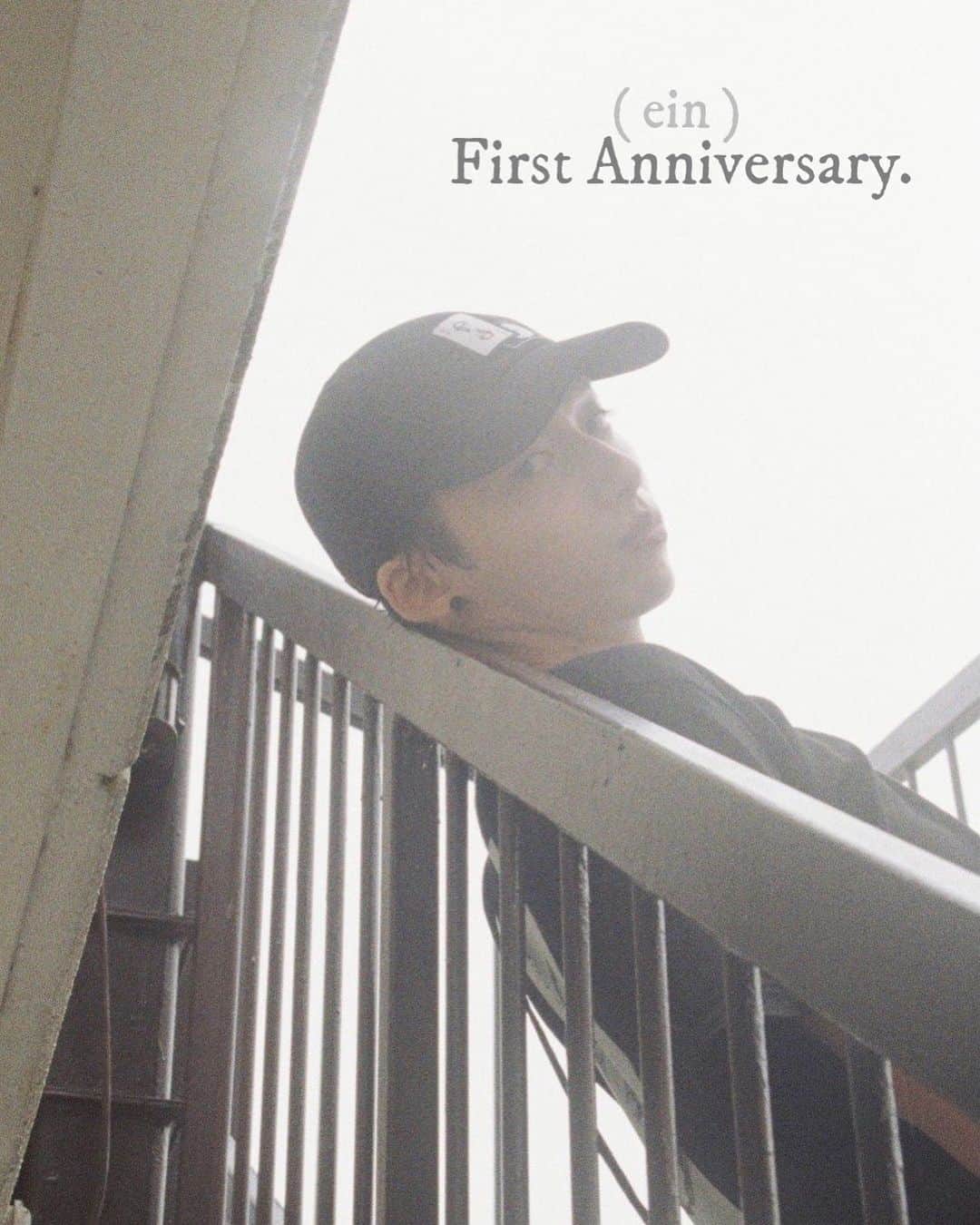 のインスタグラム：「昨年、正式にオープン致しまして今年は、( ein )として1周年を迎えました。  新たな挑戦と失敗の連続で手探りの状態が続き、未だ至らぬ点も多いですが、多くの愛に支えられて２年目を迎えます。  感謝しかありません。 心よりありがとうございます。  1周年を記念して、１週間限定で全商品が15%OFF企画を始めます✨✨  期間としては11月13日〜23:59まで 購入時に『 ein1st 』と入力する事で15%OFFです。 この機会に気になっていたあの商品だったり、もう1着欲しい商品を是非お手元に！  同時に『1st Anniversaryキャップ』も販売が決定しました。  今回は、今までの( ein )の意味が2種類合わさったデザインです！  ヒノマルのロゴは、象徴であり有りのままの自分らしさを表現しています。その意味を身に付けるこそ意味があり( ein )を着る人がいるからこそ、このTシャツは完成します。  トランプのカードは、太陽暦の1年を表している。 その中に含まれないジョーカーは、イレギュラーであり、『特殊』『特別』『万能』の象徴でもある。  シンボルのマークは、スペードとハートが合わさっており、意味としては  『死』と『愛情』そして『情熱』  また、青は、赤よりも強い炎としてシンボルとして色付けている。  トランプのジョーカーを( ein )としてカードにしました。 『その日を特別にする。又は全てに勝つ』 着てくれる皆んなに祈りを込めて。  さらに🥀  3点以上のアイテムお買い上げ毎にクリスマスカードをお届け！ どんなカードが届くかは、届いてからのお楽しみに✨  ※今回に限りアイテムが前後して届く場合があります。  最後のお知らせとしては…🌙  ( ein )の１周年を記念して映像も公開しました。HPは、大胆にリニューアル！  是非、見てみて下さい☾☾☾」