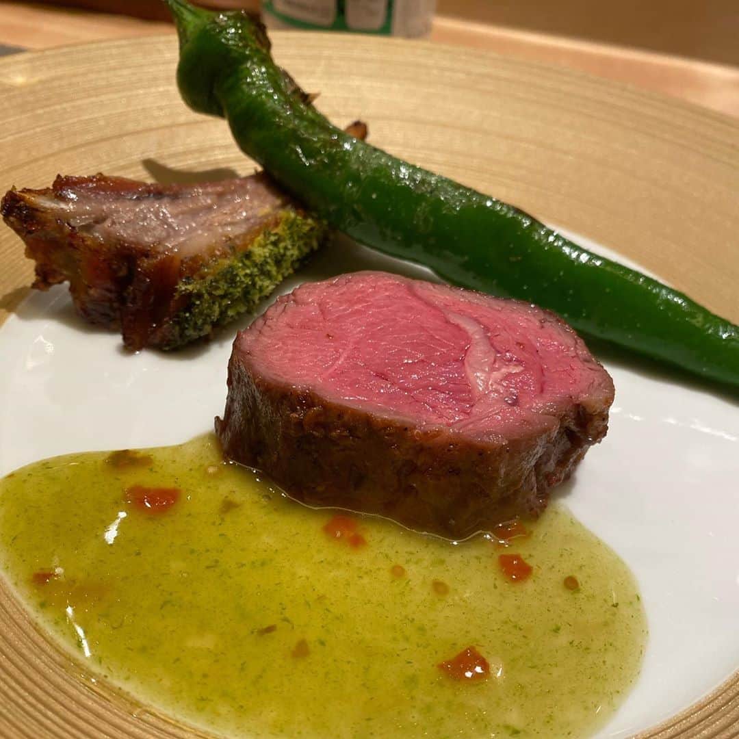 吉江瞳のインスタグラム：「お料理後半戦❤️ ラムの赤みが何よりも美味しかった❤️ ラムチョップとはまた違った感じで牛肉より好きだと思った❤️ 口の中でジワーッとくる感じ思い出すだけでもよだれです🤤 アワビのご飯もたまらなかった❤️ あんなにたくさん食べたのにカレーは飲み物かって思うくらいにすんなりと入ってしまいました😋 どれも一つ一つが絶品すぎた！ 素敵な空間とお料理ごちそうさまでした❤️ またいつか行きたいお店です😚 #銀座大石 #フレンチ #カウンターフレンチ #たまらん #よしログ」