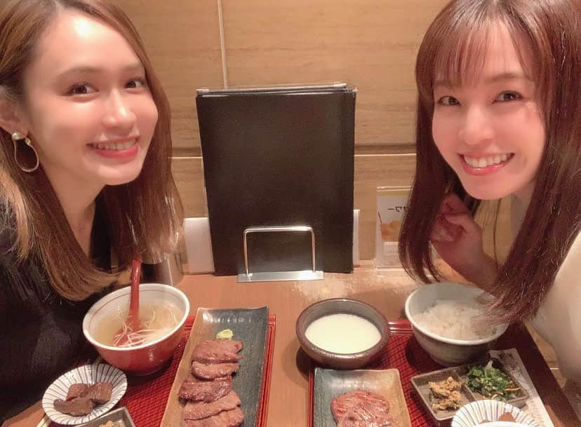 栗田萌のインスタグラム：「牛タン🐮👅✨ お久しぶりの、ちなみん❣️ 2人で会うときはいつも牛タン💕笑 美味しかった〜🌸 ごはんおかわりはお決まりです🍚🍚 #牛タン #伊達の牛タン #極上芯タン #伊藤千凪海 ちゃん #栗田萌 たくさんお話をしていっぱい食べてリフレッシュできました🥰」