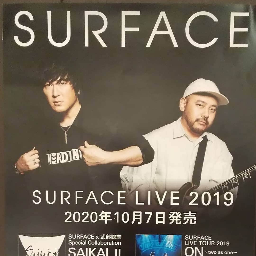 川久保秀一さんのインスタグラム写真 - (川久保秀一Instagram)「久しぶりにホールでのバンドスタイルのライブに。 ちょっとヤンチャな椎名さんのVoと、熱いながらも几帳面な永谷さんのギター。音に人柄や今日への想いが十二分にあふれるいいライブでした。 しかし間引きされた観客席、「こんなに減らすんだ！？」とビックリ。スタッフの配慮も素晴らしい。  #SURFACE #日本橋三井ホール #椎名慶治 #永谷喬夫」11月7日 20時12分 - hidekazu_kawakubo