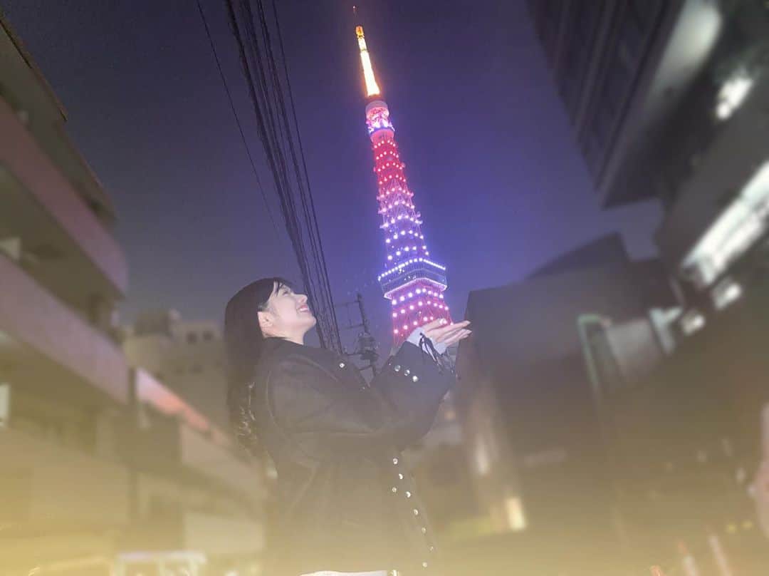 谷川愛梨のインスタグラム：「: お仕事の帰り道 東京タワーがとっても綺麗で わーきゃー盛り上がってるところを マネージャーさんが撮ってくれたので おててに乗せてみました🤲🗼⁺˳✧༚」