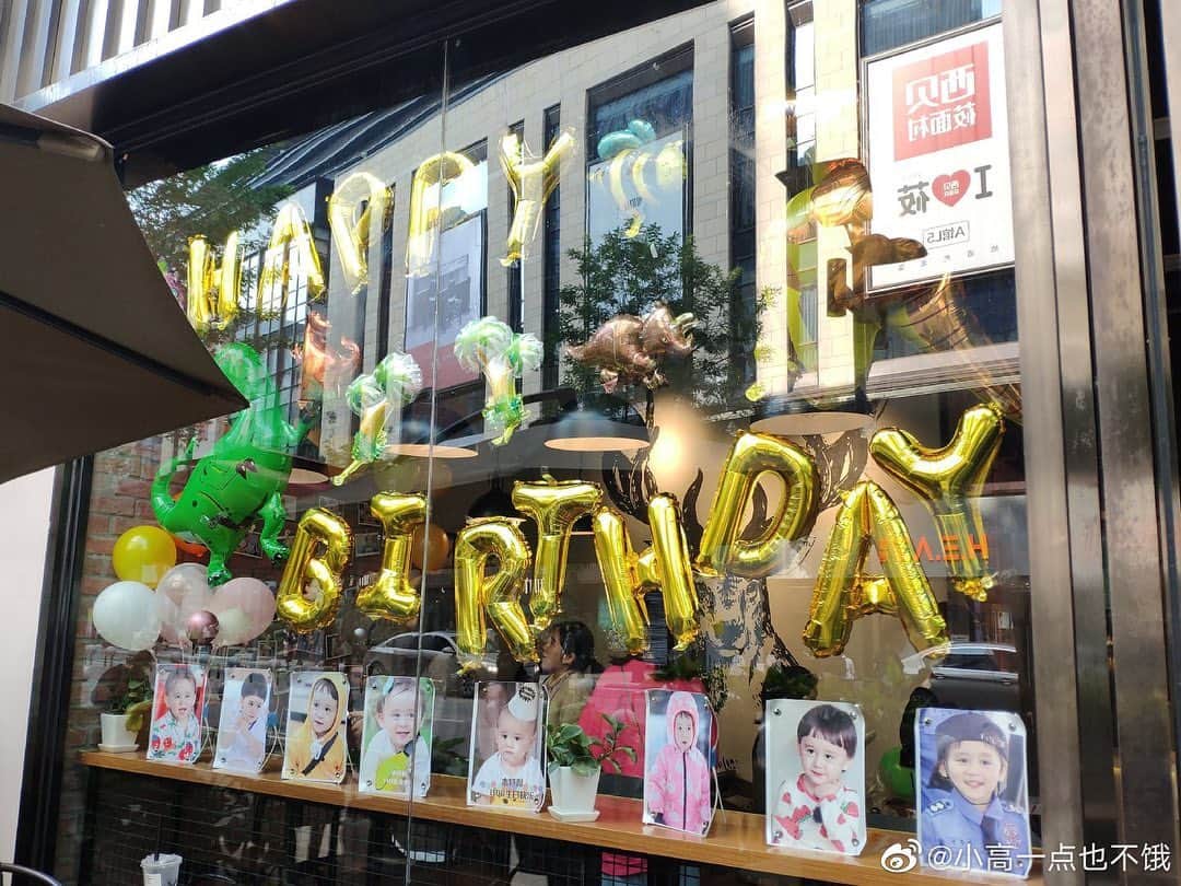 サム・ハミントンのインスタグラム：「중국에서 4개 도시에거 벤틀리 생파 열렸어요!! 감사합니다!  Ben had parties on his behalf in four different cities in China! Thank you so much」