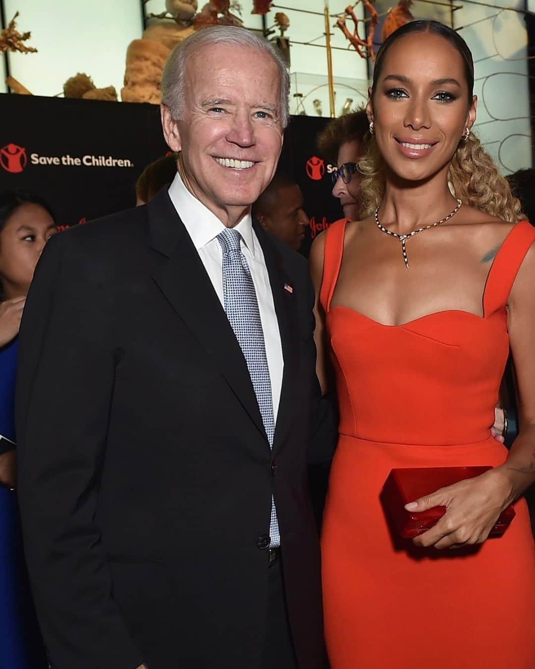 レオナ・ルイスのインスタグラム：「Congratulations MR President 💙 @joebiden @kamalaharris  #timeforchange 🙏🏽」