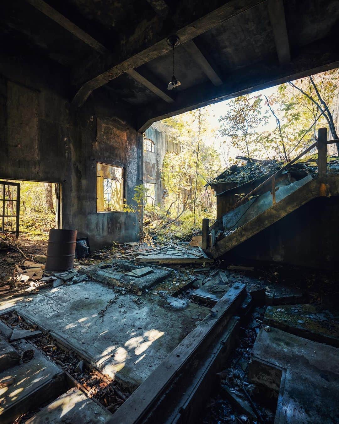 啝 （わ）のインスタグラム：「Abandoned substation 𓆲 𓆲 𓆲 #abandonedafterdark #urbex_supreme #desertedplaces #abandon_seekers_ #urbex_regards #welcometwoneverland #kings_abandoned #abandonedcentral #the_urbex_institute #renegade_abandoned #rsa_preciousjunk #glitz_n_grime #gotrespassing #savethedecay #bandorebelz #abandoned_addiction #abandoned #urbex #global_urbex #urbex_utopia #abandonig #allabandoned #urbex_kings #sombrexplore #grime_lords #urbxtreme #all_is_abandoned #discarded_butnot_forgotten #廃墟 #made_in_decay」