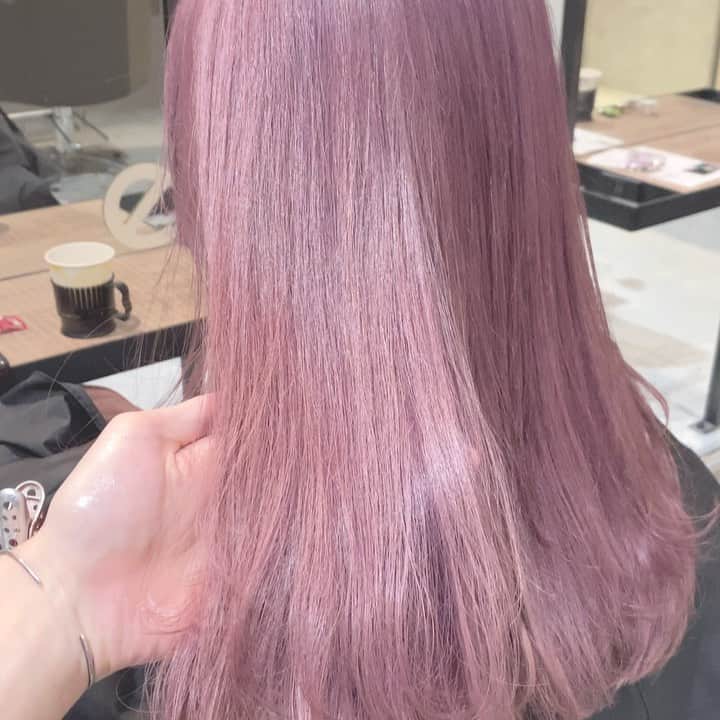 Beleza_official_instagramのインスタグラム：「ハイブリーチで作るエモピンク☺︎ . 一人ひとりに合ったカラーを提案します😊 . ブリーチはハイブリーチメニューがおすすめです✌︎ .  ブリーチは誰に任せるかで仕上がりが全く違います。 .  絶対に失敗したくない方は是非指名予約をおすすめします！！ . 僕だけのオリジナルレシピとマル秘テクニックで艶々サラサラハイトーンにします！！」