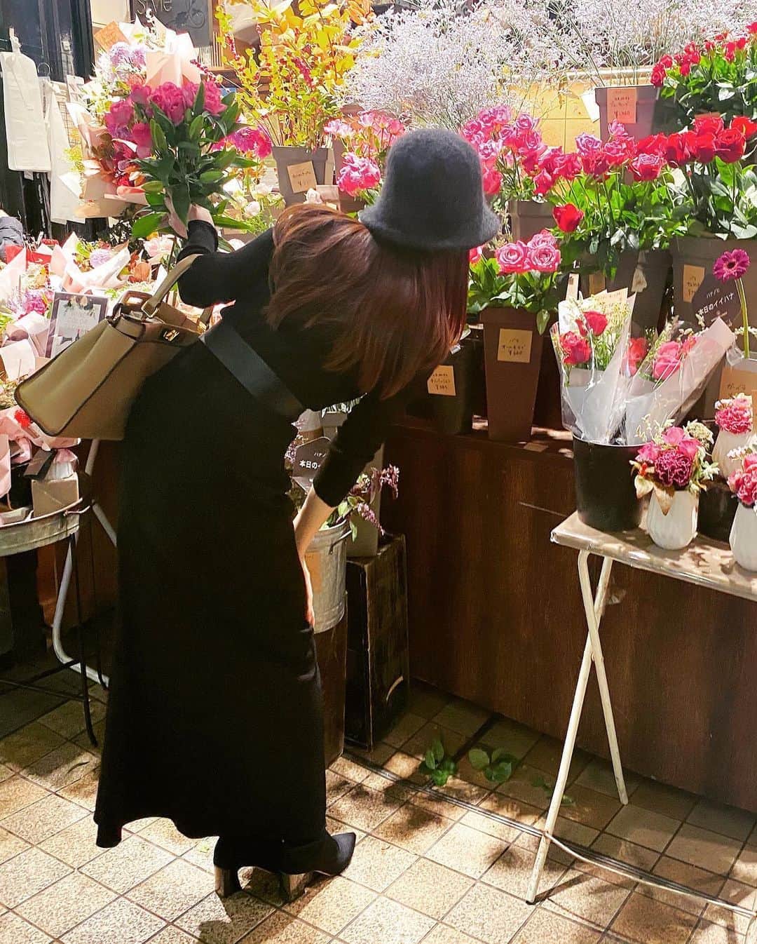 ダレノガレ明美さんのインスタグラム写真 - (ダレノガレ明美Instagram)「仕事後のお花屋さん☺️🥀 #お花のある暮らし」11月7日 20時18分 - darenogare.akemi