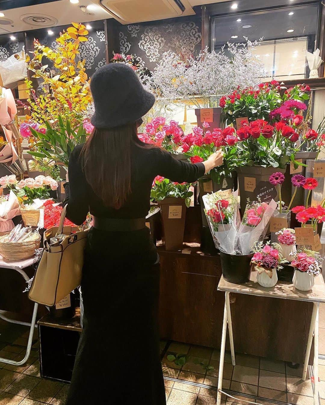 ダレノガレ明美さんのインスタグラム写真 - (ダレノガレ明美Instagram)「仕事後のお花屋さん☺️🥀 #お花のある暮らし」11月7日 20時18分 - darenogare.akemi