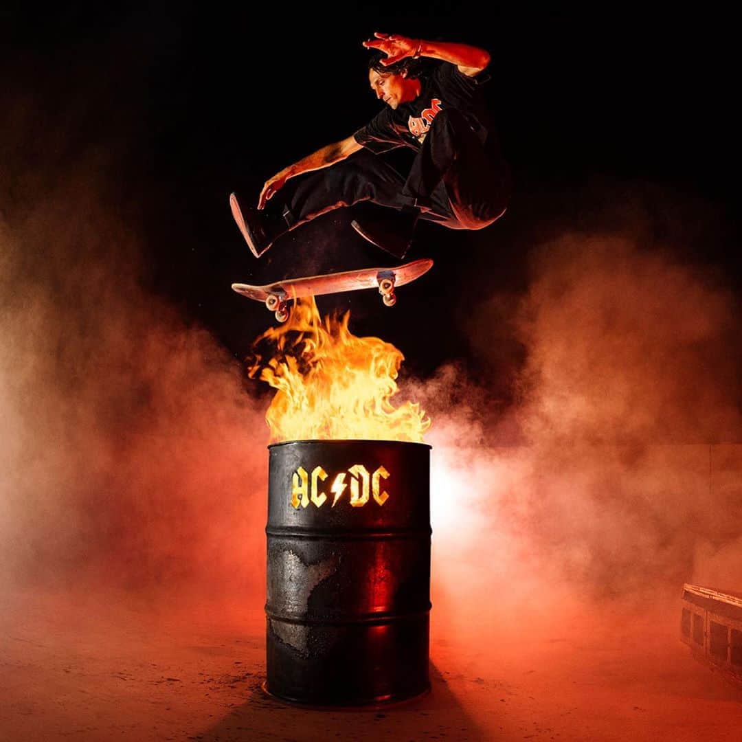 Kerrang!さんのインスタグラム写真 - (Kerrang!Instagram)「Check out this awesome new collab between @acdc and @dcshoes! More info at the link in bio 🔥 . . . #acdc #dcshoes #skateboard #backinblack #highwaytohell」11月7日 20時19分 - kerrangmagazine_