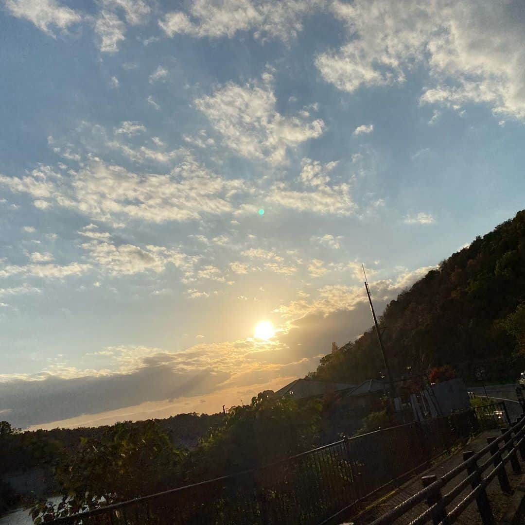 大宮エリーさんのインスタグラム写真 - (大宮エリーInstagram)「なんでもない夕日が なんだかありがたかった。」11月7日 20時20分 - ellie_omiya