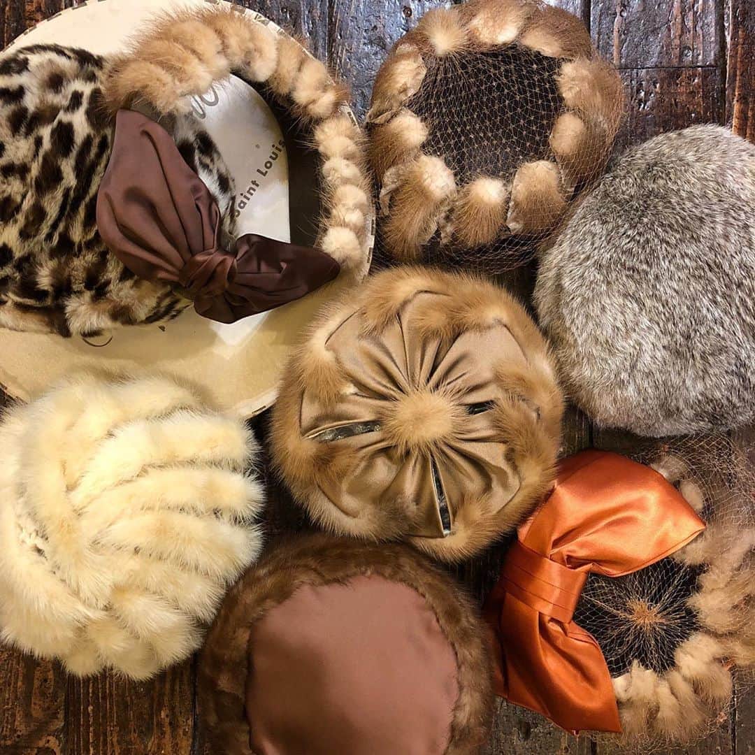 NUTTY Vintage&Collectibleのインスタグラム：「🍂NEW ARRIVAL🍂  ☑︎vtg mink/rabbit fur hat&headdress  リアルファーの毛並みが美しいヘッドドレス 多数入荷いたしました＊  フェイクファーでは表現できない繊細で上質な仕上がりは ヴィンテージファッションだけではなく コートの時期だからこそ取り入れたいアイテムです。  成人式などの袴姿にもとても似合います。  先ずは被りやすい頭にフィットするタイプから 挑戦してみてはいかがでしょう？＊  💌DMよりお問い合わせ/通販承っております💌  ------------------------------------ 🛍NUTTY通販について🛍 ------------------------------------- ＜ONLINE STORE＞ VINTAGE▶︎http://nutty.theshop.jp/ USED SELECT▶︎https://nuttyselect.official.ec/ （プロフィールページURLよりjump🕊） ㅤㅤㅤㅤㅤㅤㅤㅤㅤㅤㅤㅤㅤ ＜VIDEO CHAT SHOPPING＞ テレビ電話をお繋ぎして、リアルタイムでご案内いたします。詳細は過去の投稿をご覧ください。」