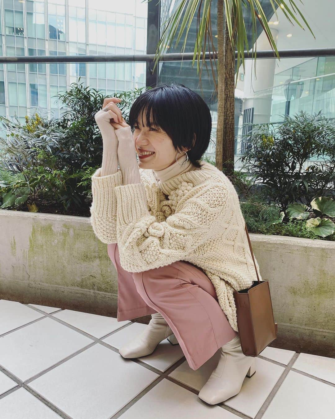 平山奈美のインスタグラム：「撮影で使ったランダのピンクパンツを購入してようやく履けた🤍💗🤎  ザラ @zara のニットと合わせて🧶  ちなみにお気に入りの白ブーツもランダ @randa_pic だよ👢  #私服 #コーデ #ママ #男の子ママ #ママコーデ #秋服 #冬服 #ニット #ピンクパンツ #白ブーツ #ロングブーツ #ショートヘア #ニット #ニットコーデ #タートルネック #ユニクロ #ザラ #アネロ #ランダ」