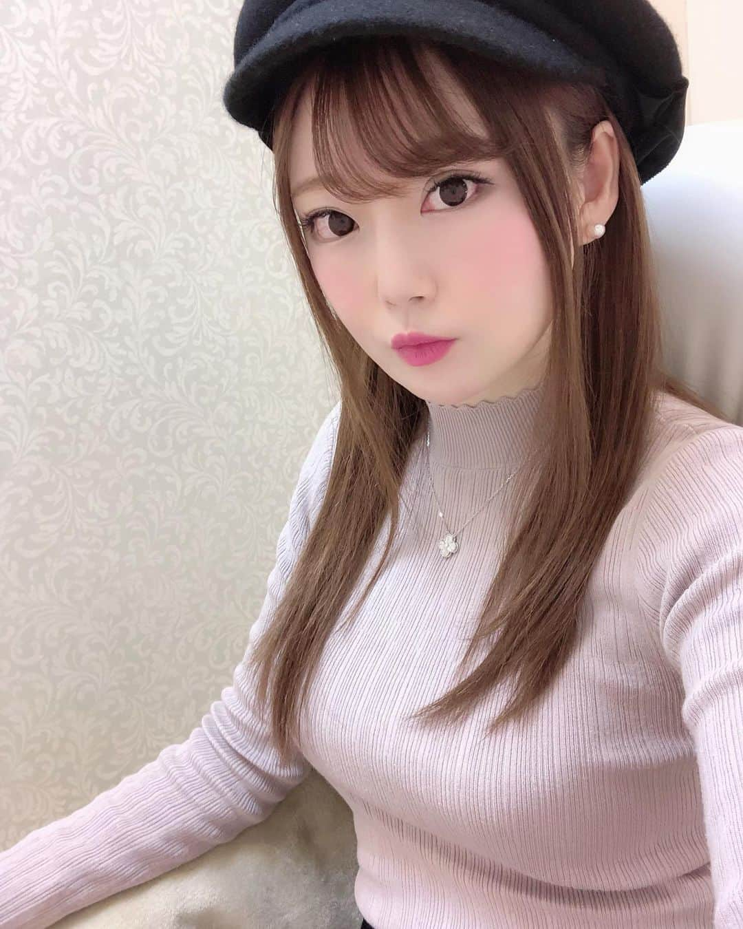 瑞咲まみさんのインスタグラム写真 - (瑞咲まみInstagram)「ハニーサロンのこの帽子👒 . キャスケットにもベレー帽にもなる２wayタイプで便利♡ しかもベロアのリボンが付いてて🎀可愛くてお気に入り🥰 . どっちかというとベレー帽にするのが好きかも❣️ . . . . #ベレー帽女子  #ヴァンクリ #アルハンブラネックレス  #vancleefarpels  #honeysalon」11月7日 20時34分 - ma_09_mi