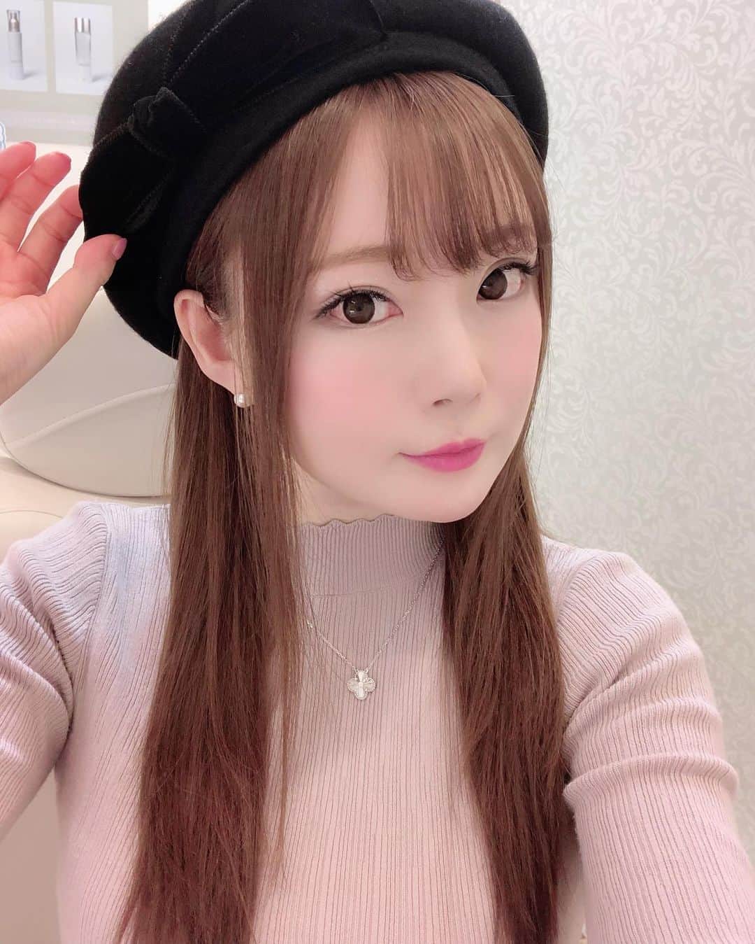 のインスタグラム：「ハニーサロンのこの帽子👒 . キャスケットにもベレー帽にもなる２wayタイプで便利♡ しかもベロアのリボンが付いてて🎀可愛くてお気に入り🥰 . どっちかというとベレー帽にするのが好きかも❣️ . . . . #ベレー帽女子  #ヴァンクリ #アルハンブラネックレス  #vancleefarpels  #honeysalon」