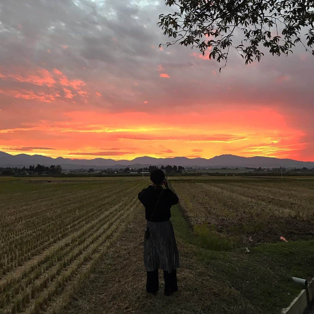 雨晴 / AMAHARE 雨晴（あまはれ）さんのインスタグラム写真 - (雨晴 / AMAHARE 雨晴（あまはれ）Instagram)「・ 絵になる景色を撮る 絵になるフォトグラファー 柳詰有香さん @yukayy   いつも素敵な写真をありがとうございます^ ^  #富山弾丸ツアー  #くらしをつくる人 #連載再開  #富山のみなさまありがとうございました！  #釋永岳 @gaku.shakunaga   #日の出ガラス工芸社 @hinodeglass  #津坂陽介  #久保裕子  #安藤由香 @yukaando   #shimoodesign  #下尾和彦 @shimookazuhiko  #下尾さおり @saorishimoo   #引網香月堂 #引網康博 @hikiami_kougetsudo   #雨晴 #amahare  #雨の日も晴れの日も」11月7日 20時34分 - amahare