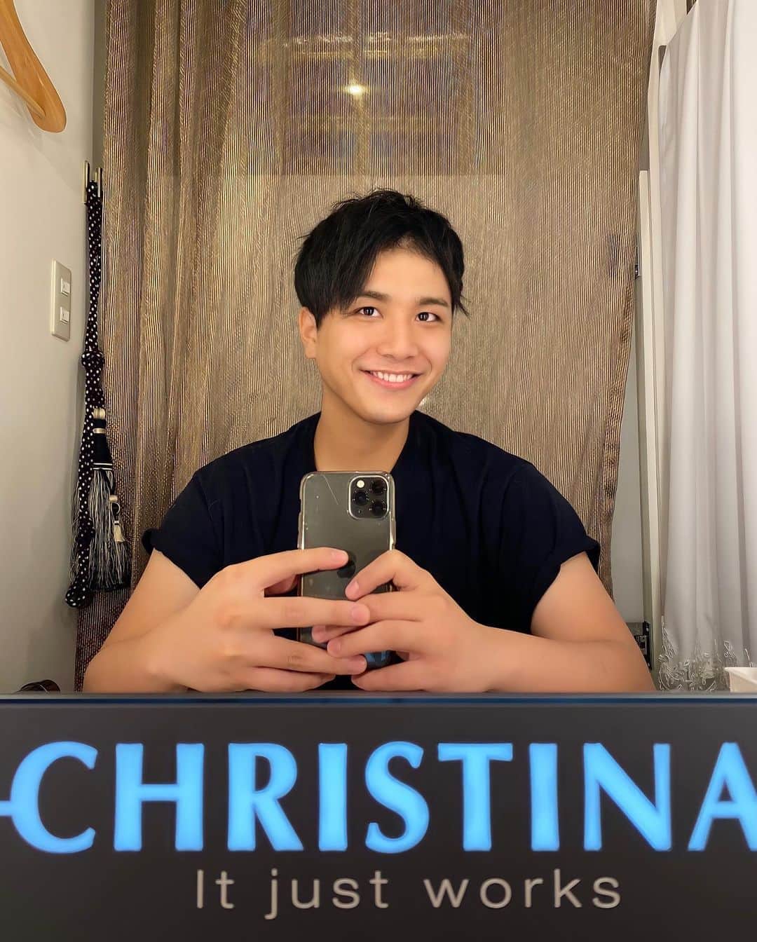 KAZUKI【ANFiNY】のインスタグラム：「こんばんみ〜😆  またまた美容投稿するでい👍  前回みたいに教えて貰えたことを 丁寧に説明するけん 最後まで読んでくれたらうれぴっぴよ！🤣 （長くなるでw）  まずは医療脱毛してきた😏  医療脱毛って聞くとさ痛いイメージあるやん？笑  でもクリスティーナの脱毛は医療レーザー脱毛？より 痛みが少ない！実際まじで無痛レベルやったw  おれが推したいのはまじで痛くないところ🤣🤣🤣笑  施術時間も15分くらいであっちゅーまなんよw んで、光脱毛(IPL脱毛)のいいところは 脱毛効果だけじゃなくて美肌効果もあるらしい🌟  1ヶ月に1回通えるけん短期間で施術もできるって！  うぶ毛とか色素の薄い毛にも反応するけん 背中のムダ毛とかフェイスラインのムダ毛も きれいになくなるらしい！  肌に優しい機械を使っとるけん 赤みとか炎症が出んのもめっちゃ良き😋  んで、脱毛の後に前回もした アンストレスもしてもらった👍  乾燥&ニキビ&赤みトラブル肌には アンストレスがベスト💪  砂漠肌のおれのパサパサな乾燥肌も 1回施術しただけでぷるぷるよw  あと、11月末まではアンストレスに 腕のマッサージも付いてくるけんお得もお得😏✨笑笑  毎回思うけど、スタッフさん達優しくて クリニックの雰囲気が最高に落ち着くし 癒されるけん、みんなも癒されに行ってみてな☺️✨  以上、 美容九州男児代表からでした。笑  #ANFiNY #KAZUKI #美容九州男児代表 #自称ね笑笑  #クリスティーナ銀座クリニック #情報多くて申し訳ない笑」